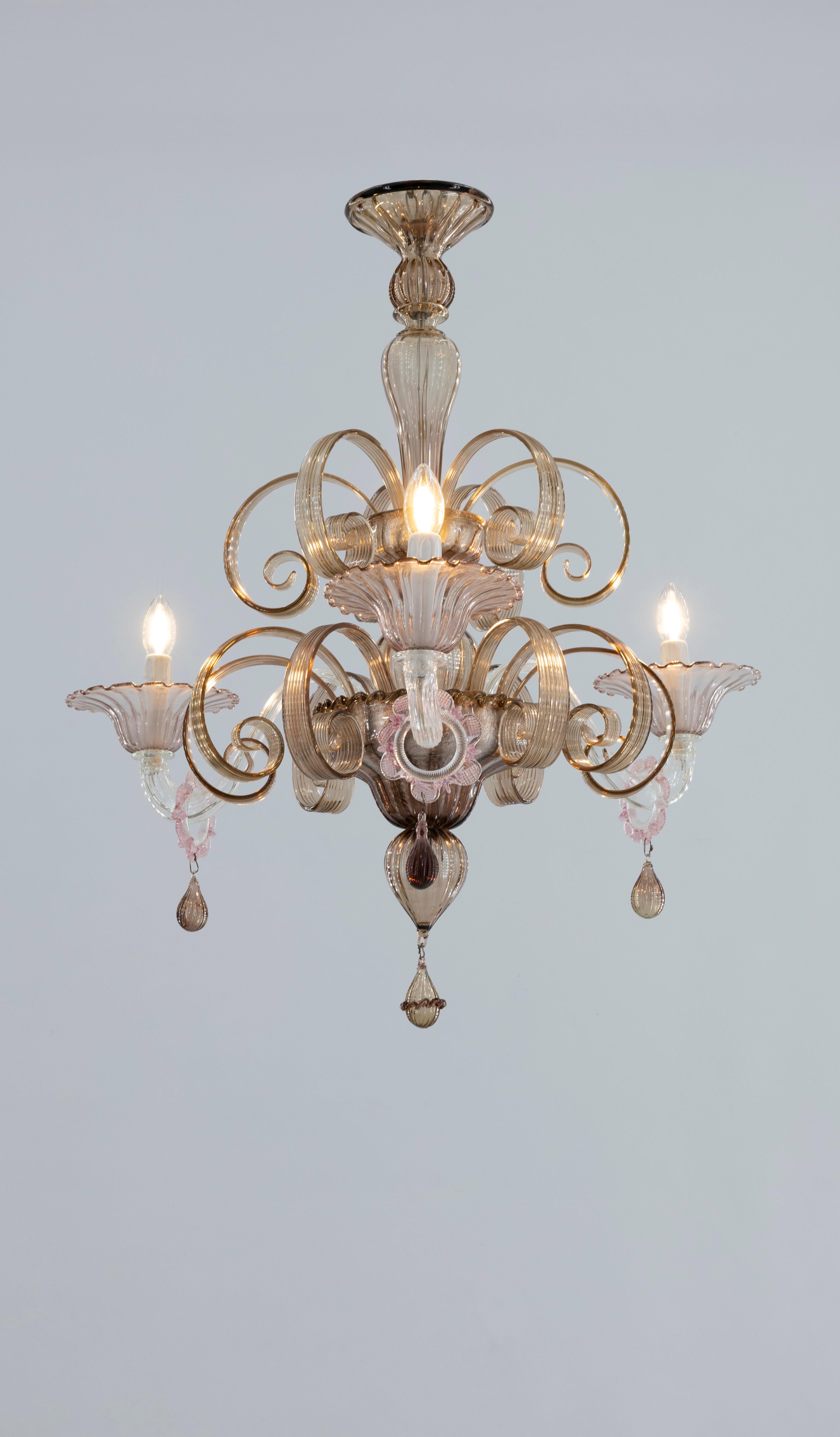 Fabrication artisanale  Lustre en verre de Murano, tourbillons d'ambre et détails roses doux, 20e en vente 6