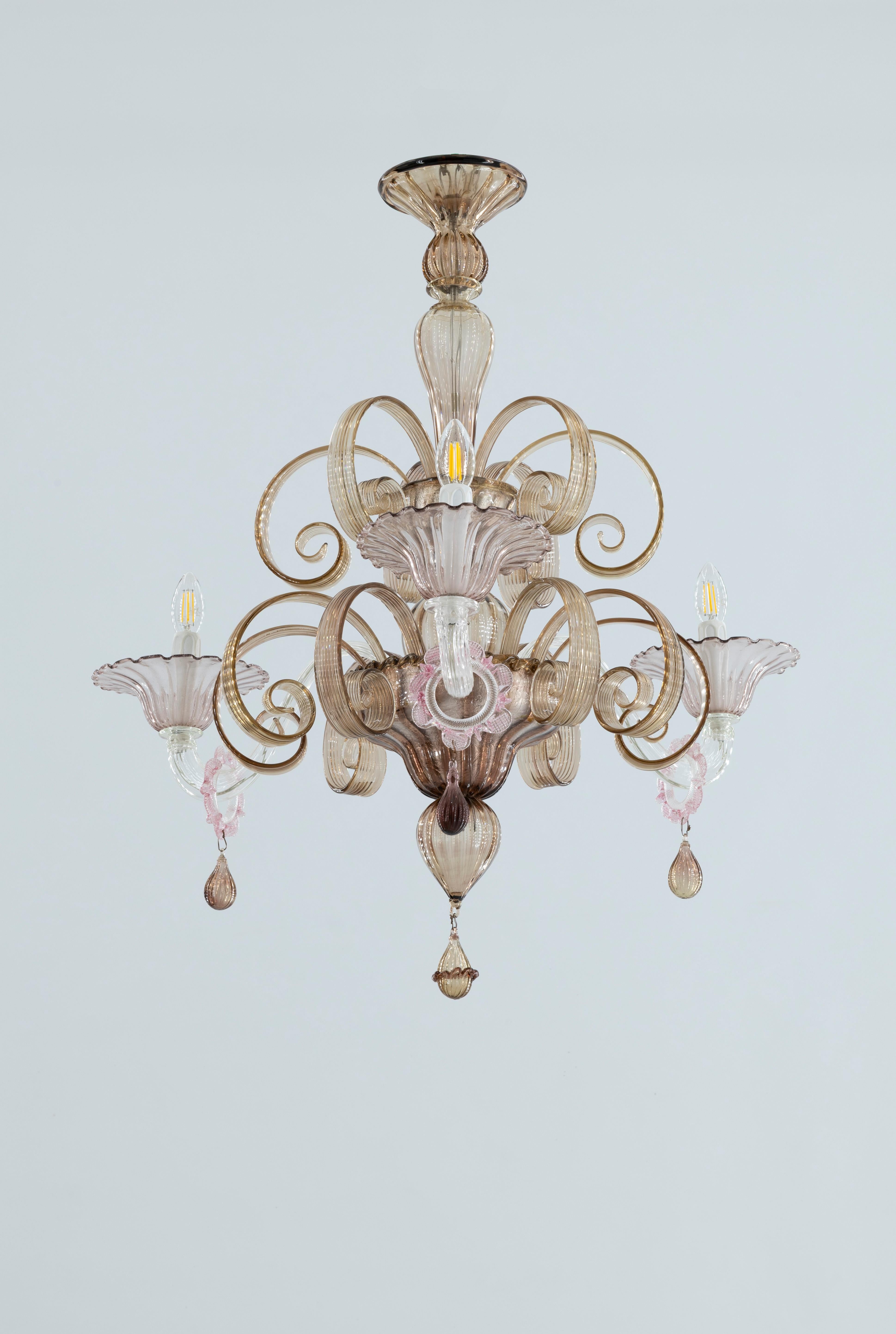 Art déco Fabrication artisanale  Lustre en verre de Murano, tourbillons d'ambre et détails roses doux, 20e en vente