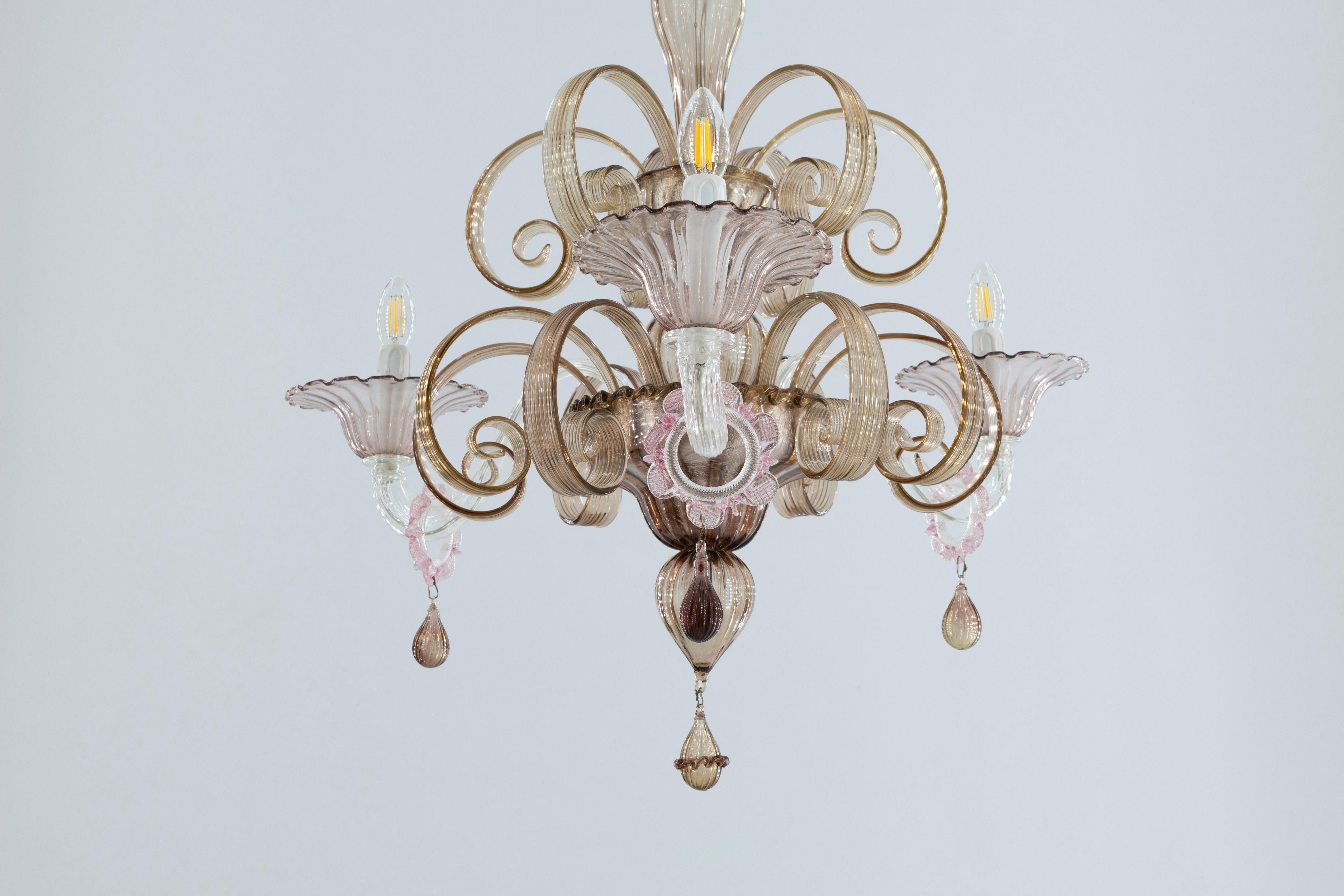 italien Fabrication artisanale  Lustre en verre de Murano, tourbillons d'ambre et détails roses doux, 20e en vente