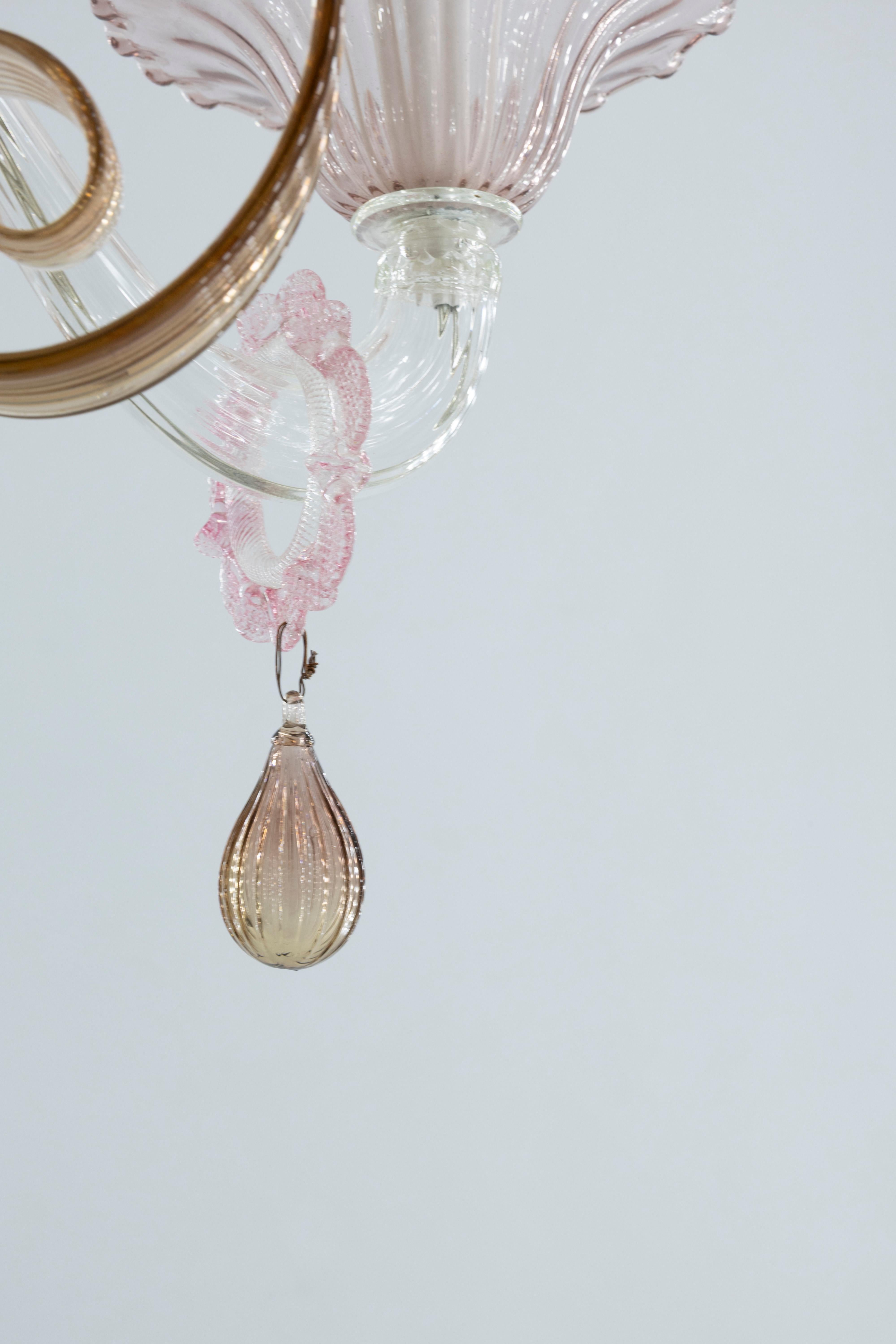 Fait main Fabrication artisanale  Lustre en verre de Murano, tourbillons d'ambre et détails roses doux, 20e en vente