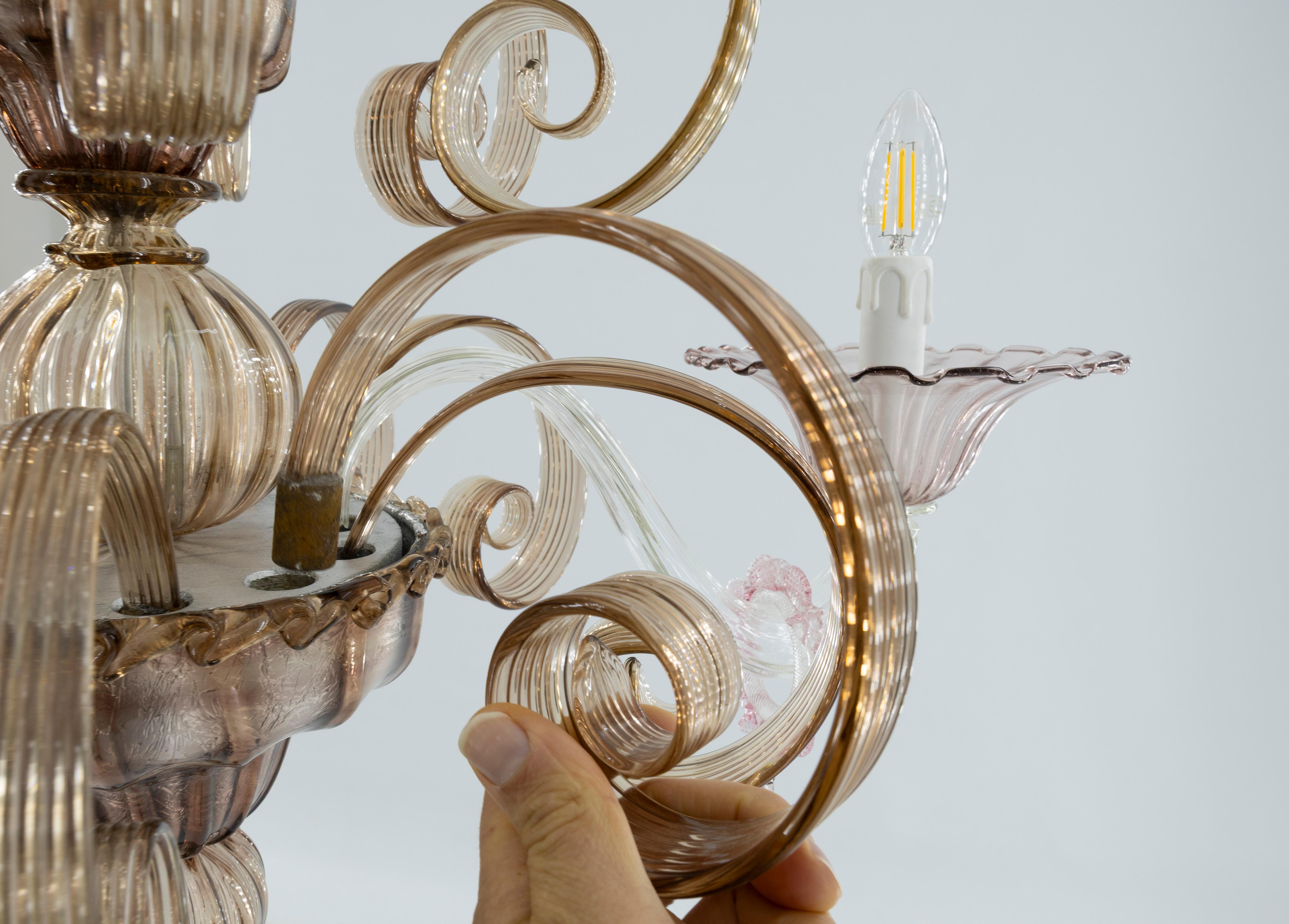 20ième siècle Fabrication artisanale  Lustre en verre de Murano, tourbillons d'ambre et détails roses doux, 20e en vente