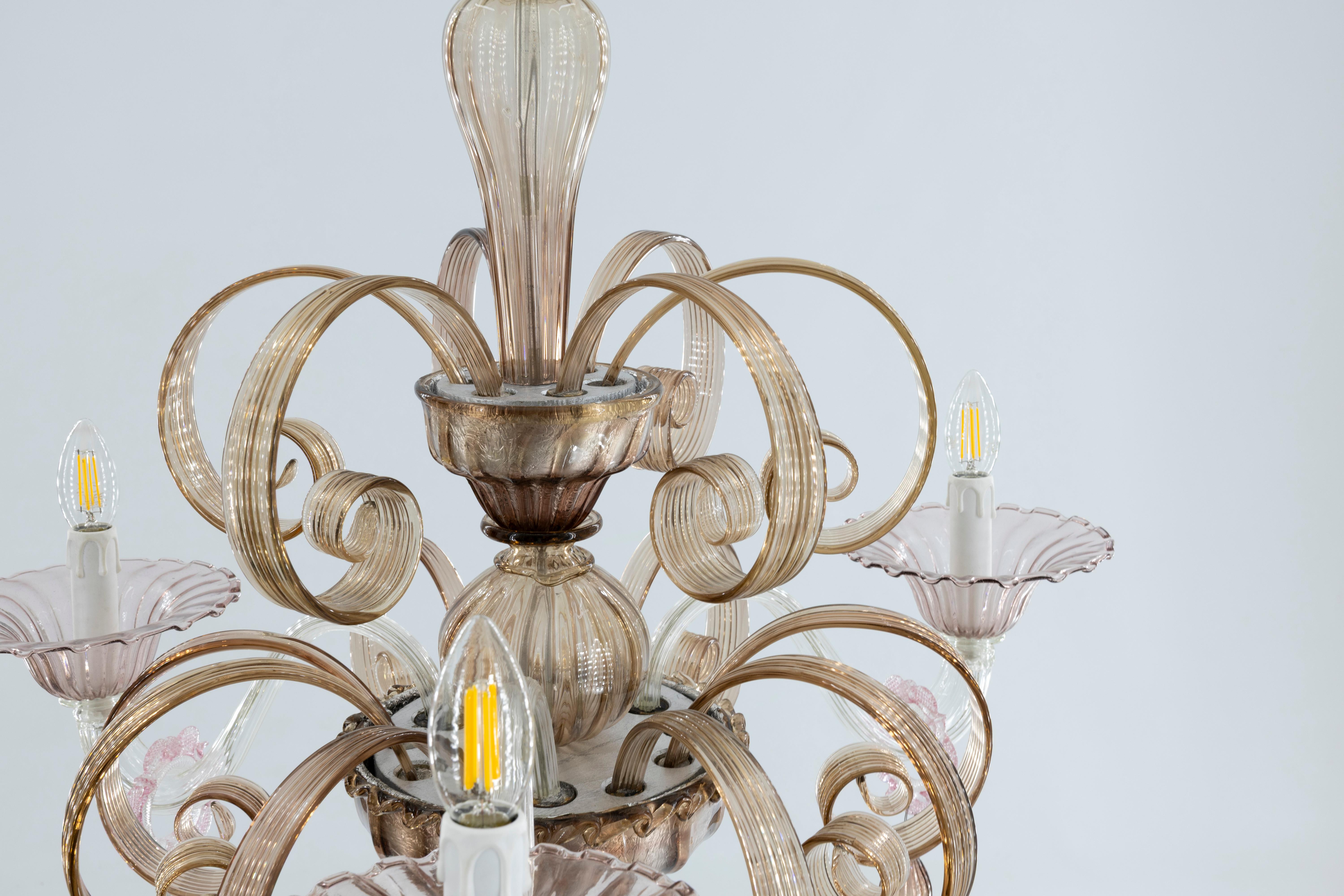 Verre Fabrication artisanale  Lustre en verre de Murano, tourbillons d'ambre et détails roses doux, 20e en vente