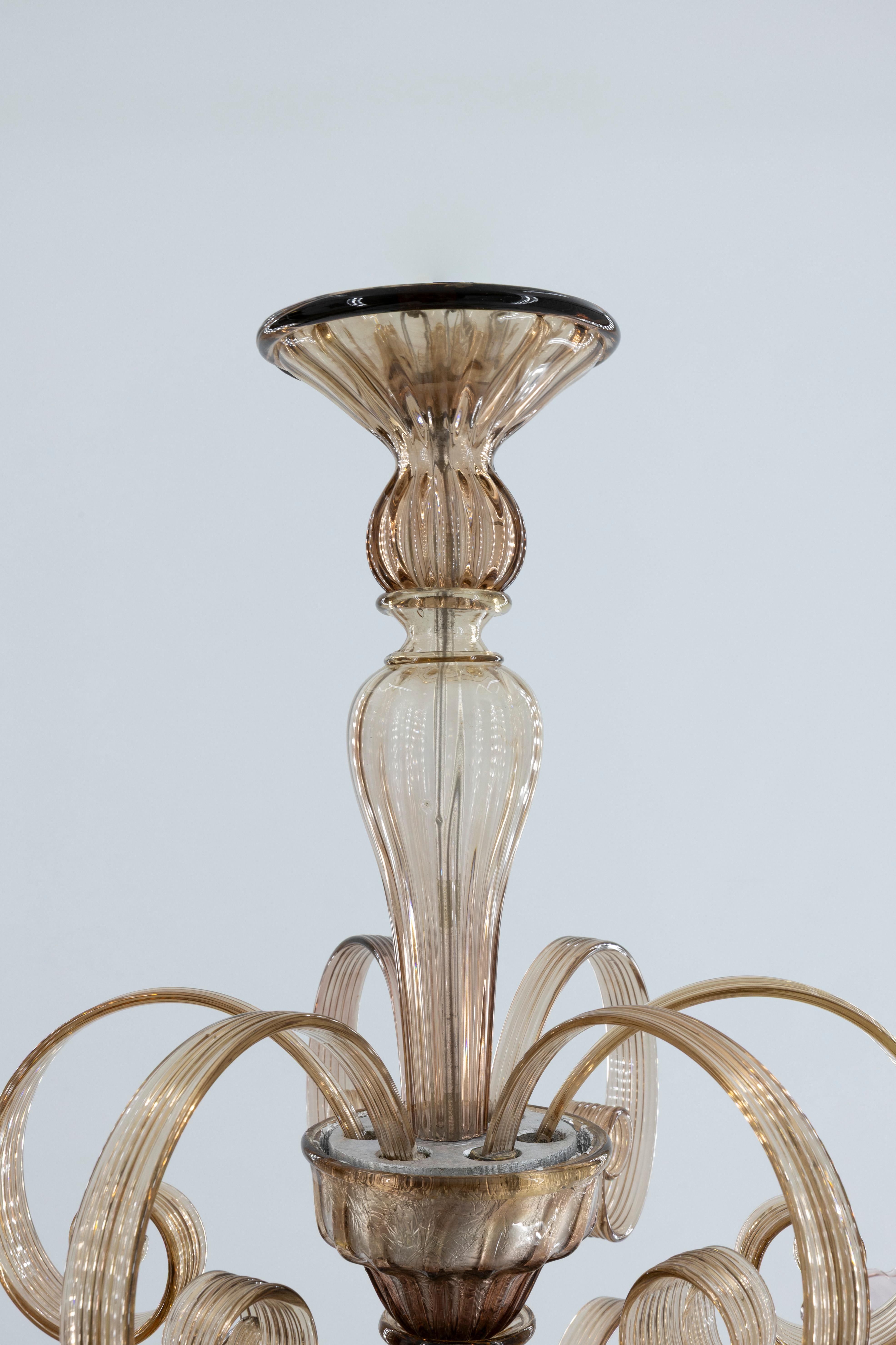Fabrication artisanale  Lustre en verre de Murano, tourbillons d'ambre et détails roses doux, 20e en vente 1