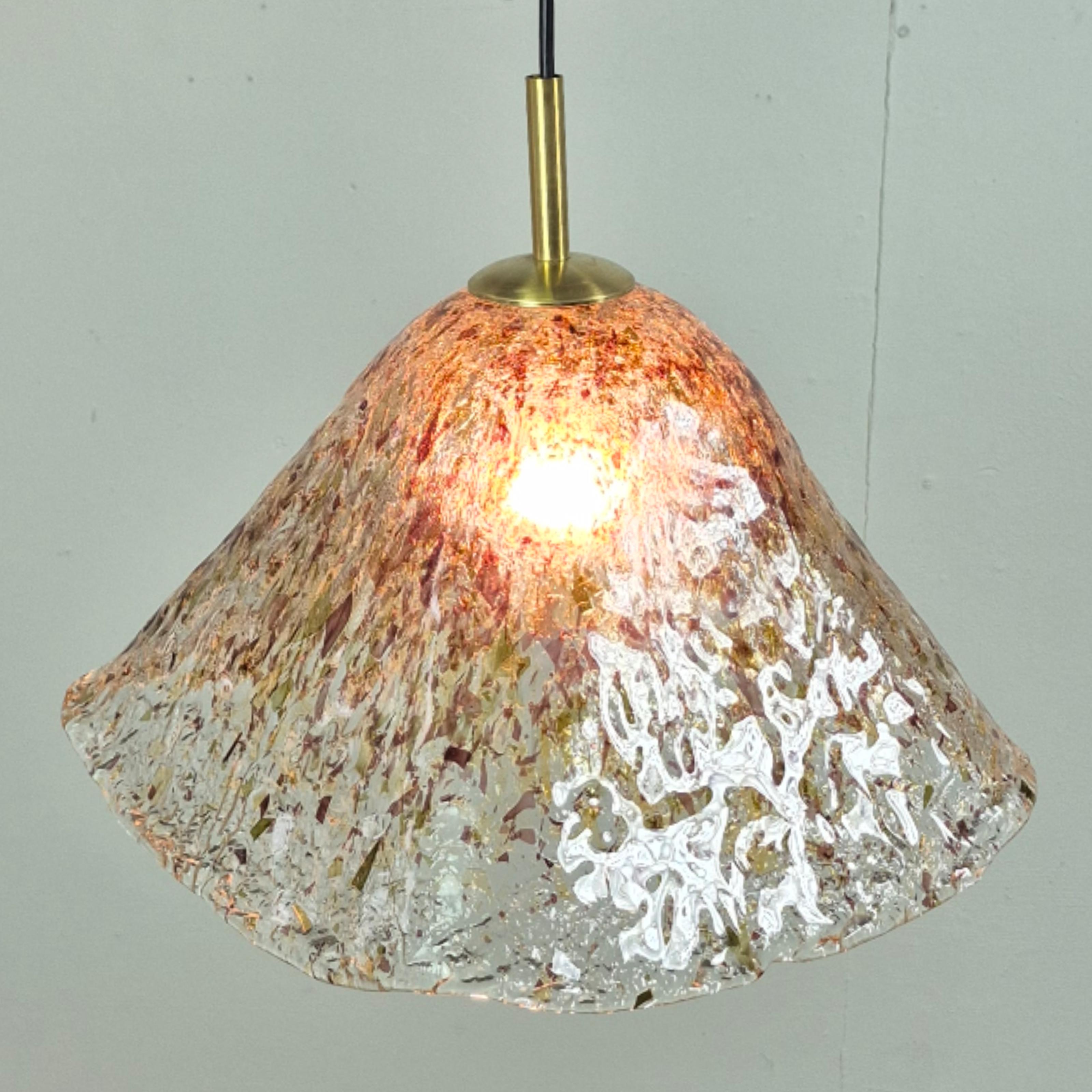 Lampe suspendue en verre de Murano fabriquée à la main. Fabriqué en Italie dans les années 1960. Fabriqué en verre épais avec beaucoup de texture et d'inclusions dans le verre. Pièce unique et artisanale encore en très bon état.
La galerie est en
