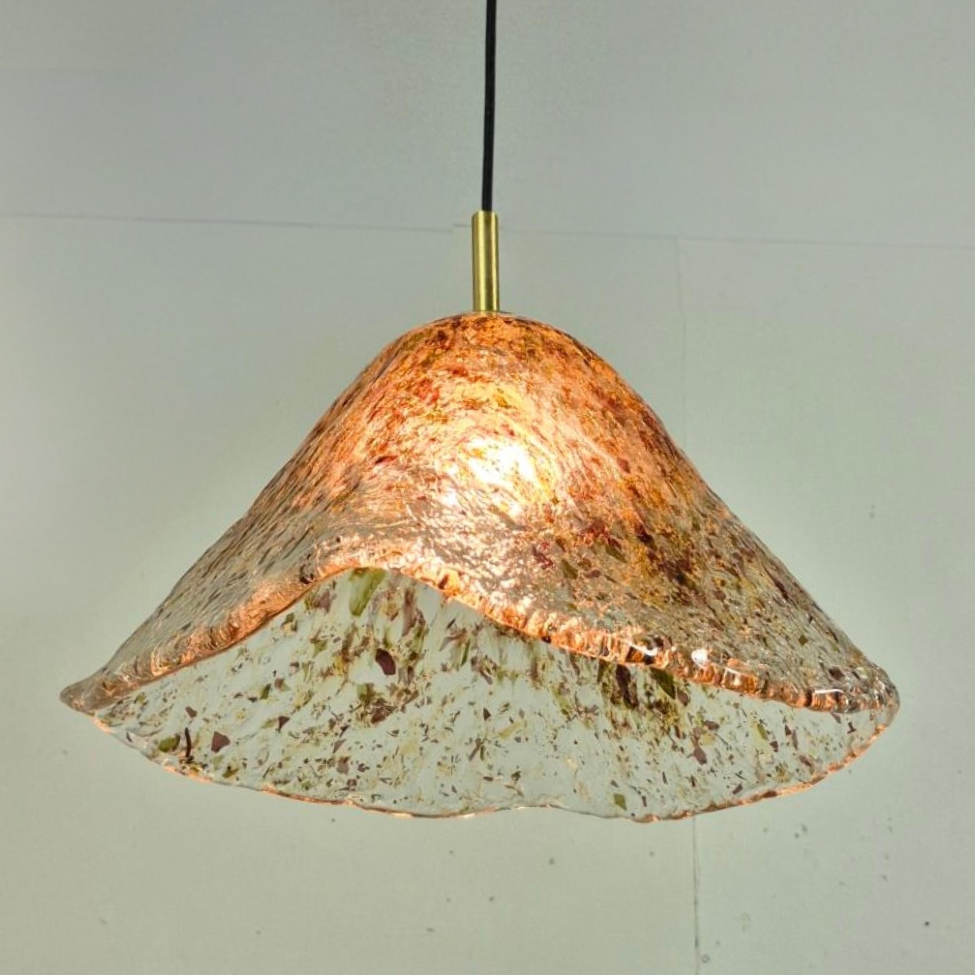 italien Lampe suspendue en verre de Murano fabriquée à la main, Italie années 1960 en vente