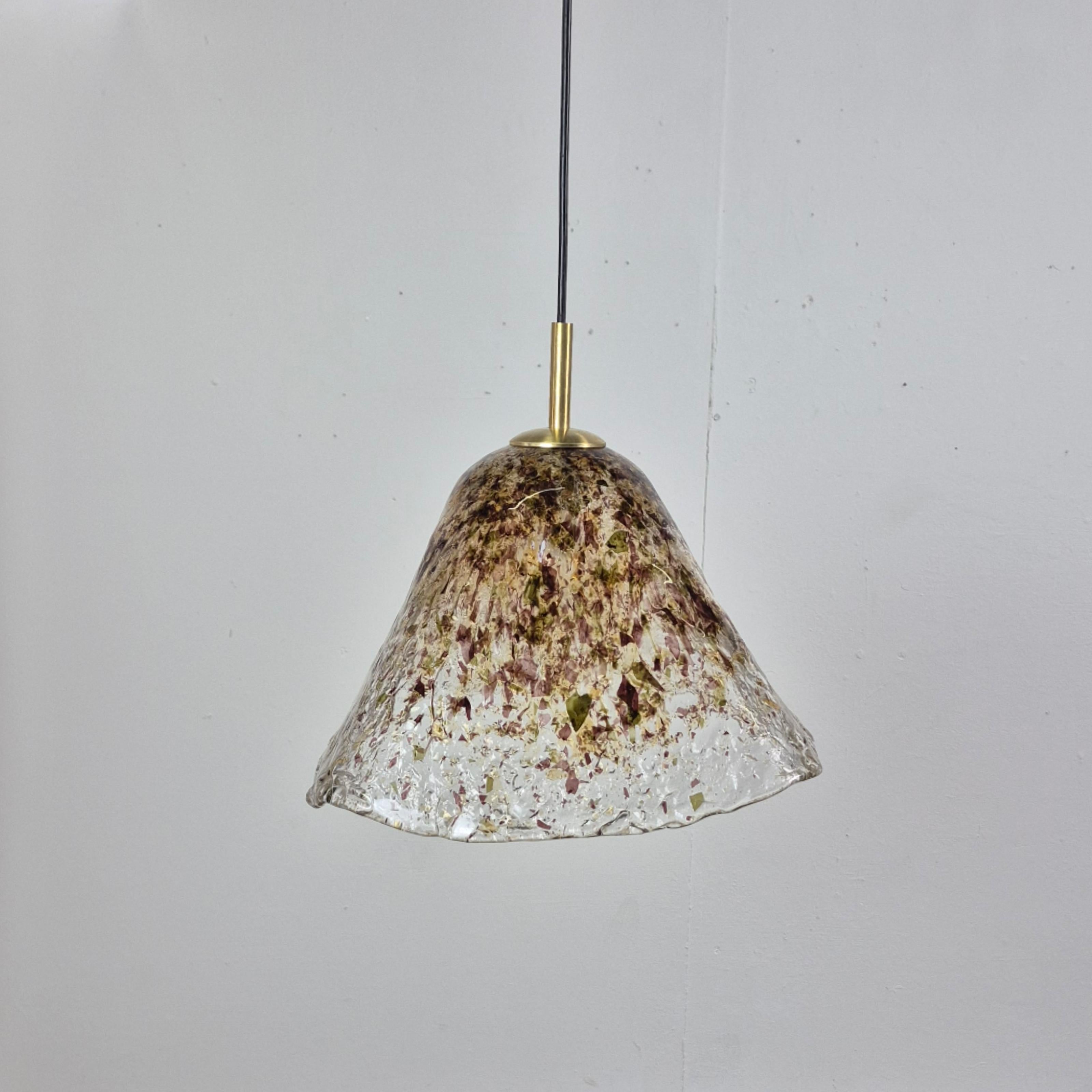 Lampe suspendue en verre de Murano fabriquée à la main, Italie années 1960 Bon état - En vente à ECHT, NL