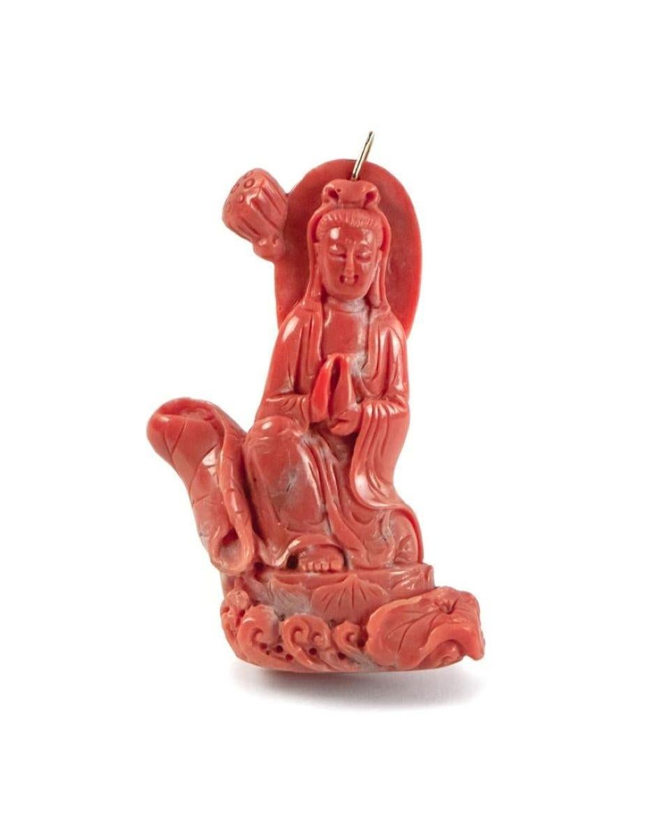 Questo ciondolo è caratterizzato da un corallo rosso arancione naturale intarsiato nell'immagine di Guanyin, la dea della compassione. Guanyin è raffigurata con in mano una bottiglia della pace e seduta su un trono di loto in mezzo a nuvole