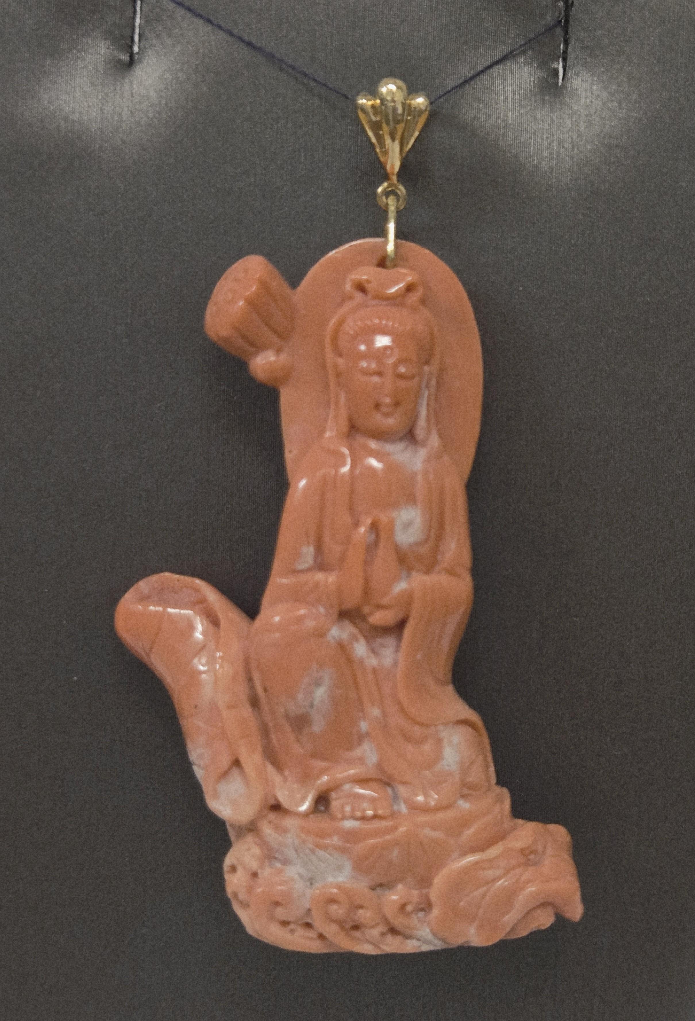 Pendentif en Corail Naturel Guanyin Bouddha en Or 14K fait à la main en vente 2
