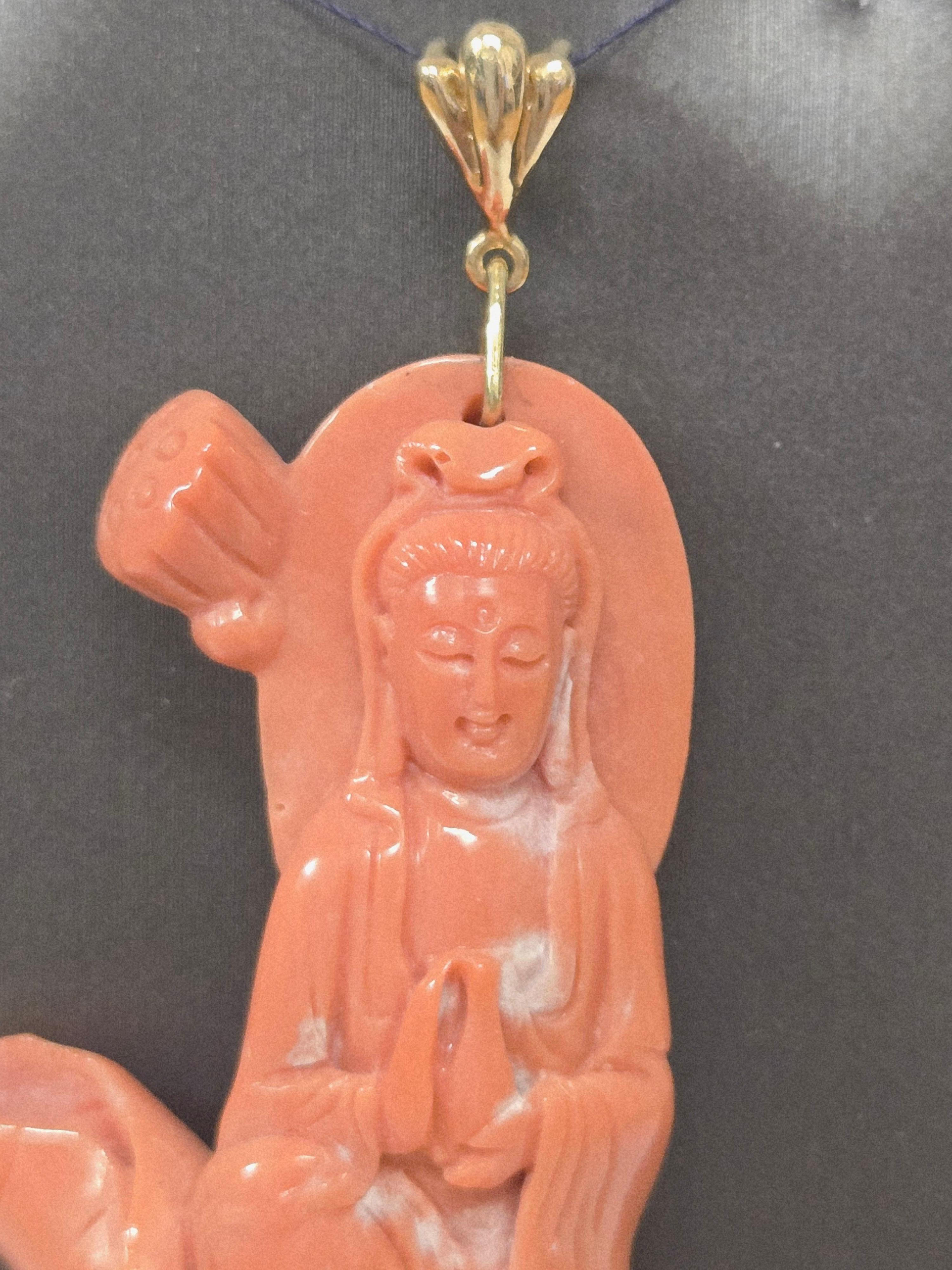 Pendentif en Corail Naturel Guanyin Bouddha en Or 14K fait à la main en vente 3