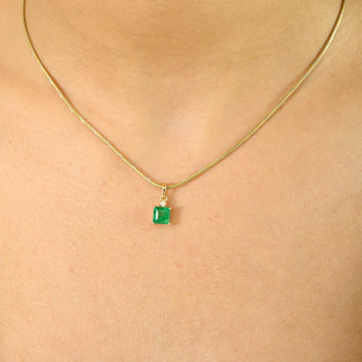 Aggiungi un tocco di colore e di eleganza senza tempo alla tua collezione di gioielli con questo raffinato ciondolo. Realizzato in oro giallo 14K, presenta un affascinante smeraldo di taglio quadrato (peso della pietra: 1,00 ct) incastonato in una