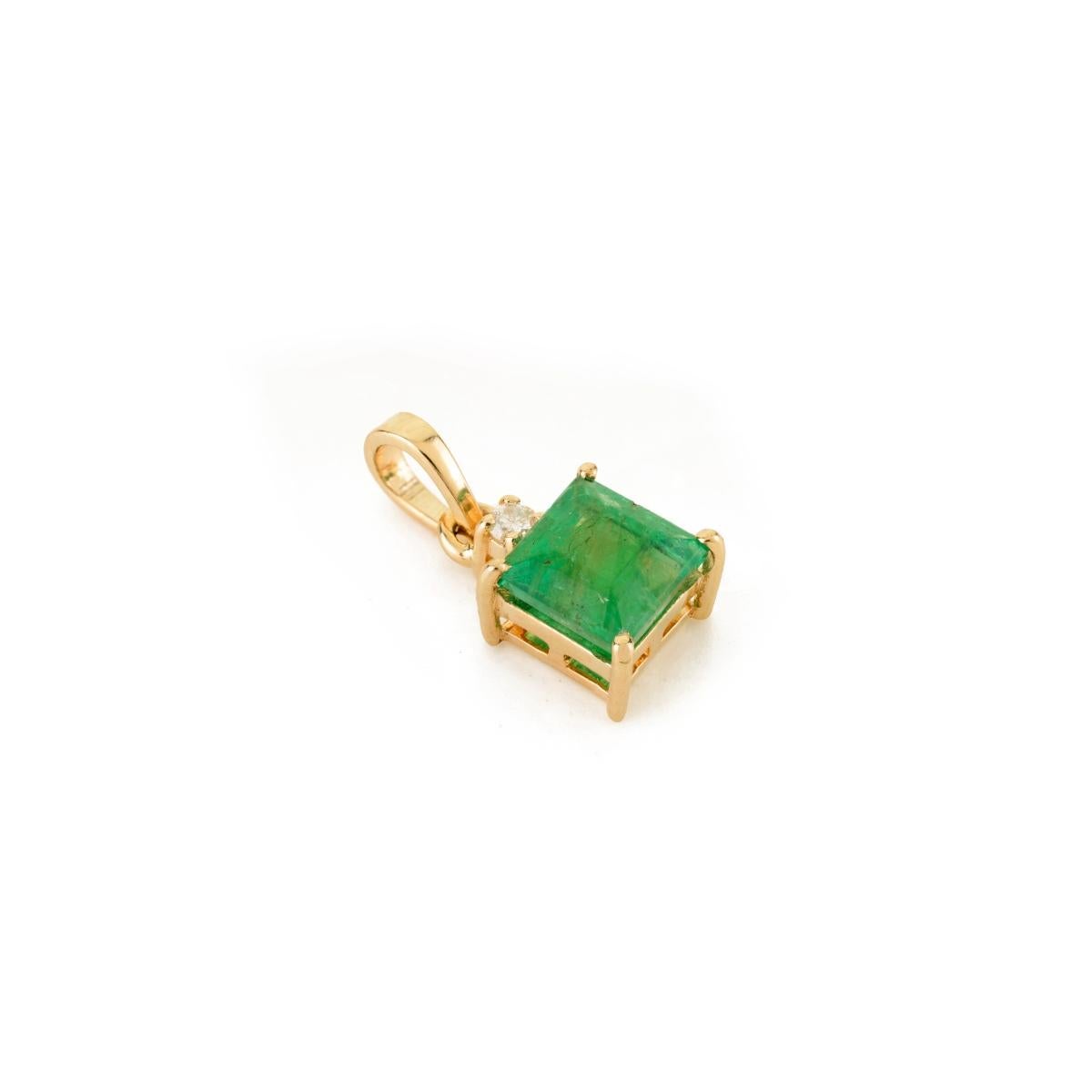 Moderno Ciondolo solitario con smeraldo naturale e diamanti in oro giallo 14K realizzato a mano in vendita