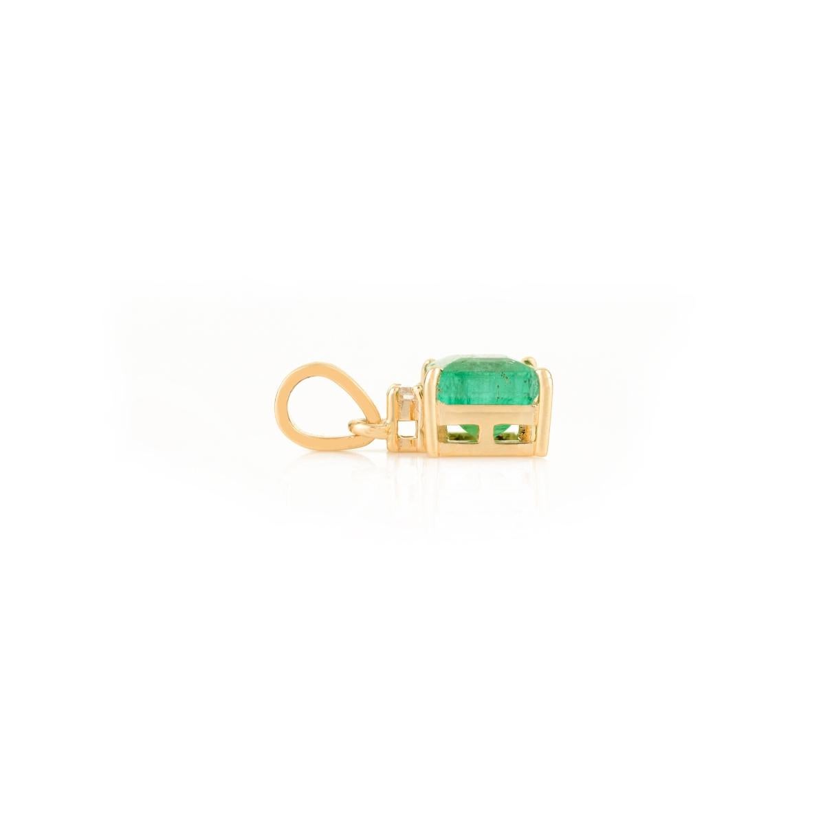 Ciondolo solitario con smeraldo naturale e diamanti in oro giallo 14K realizzato a mano In condizioni Nuovo in vendita a New York, NY