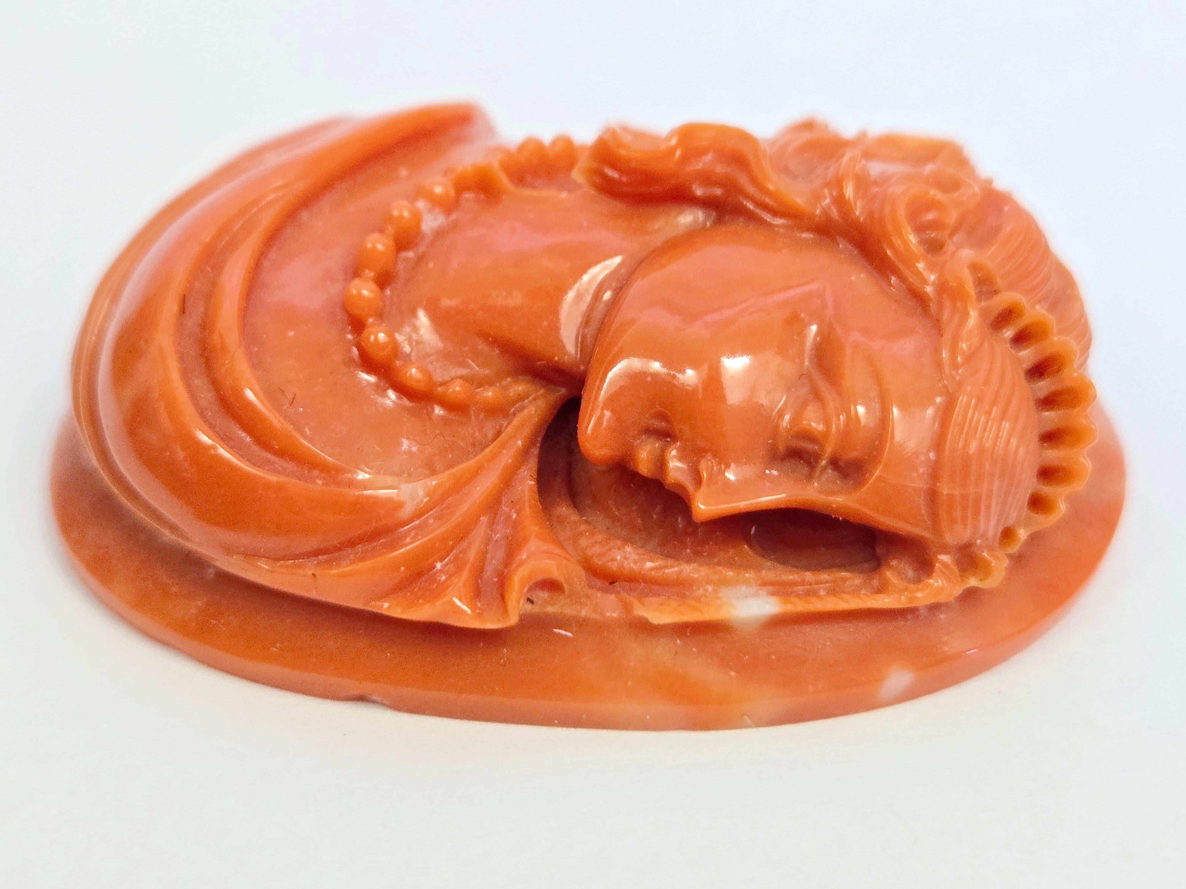 Ornement de portrait de femme sculpté à la main, corail orange-rouge naturel en vente 9