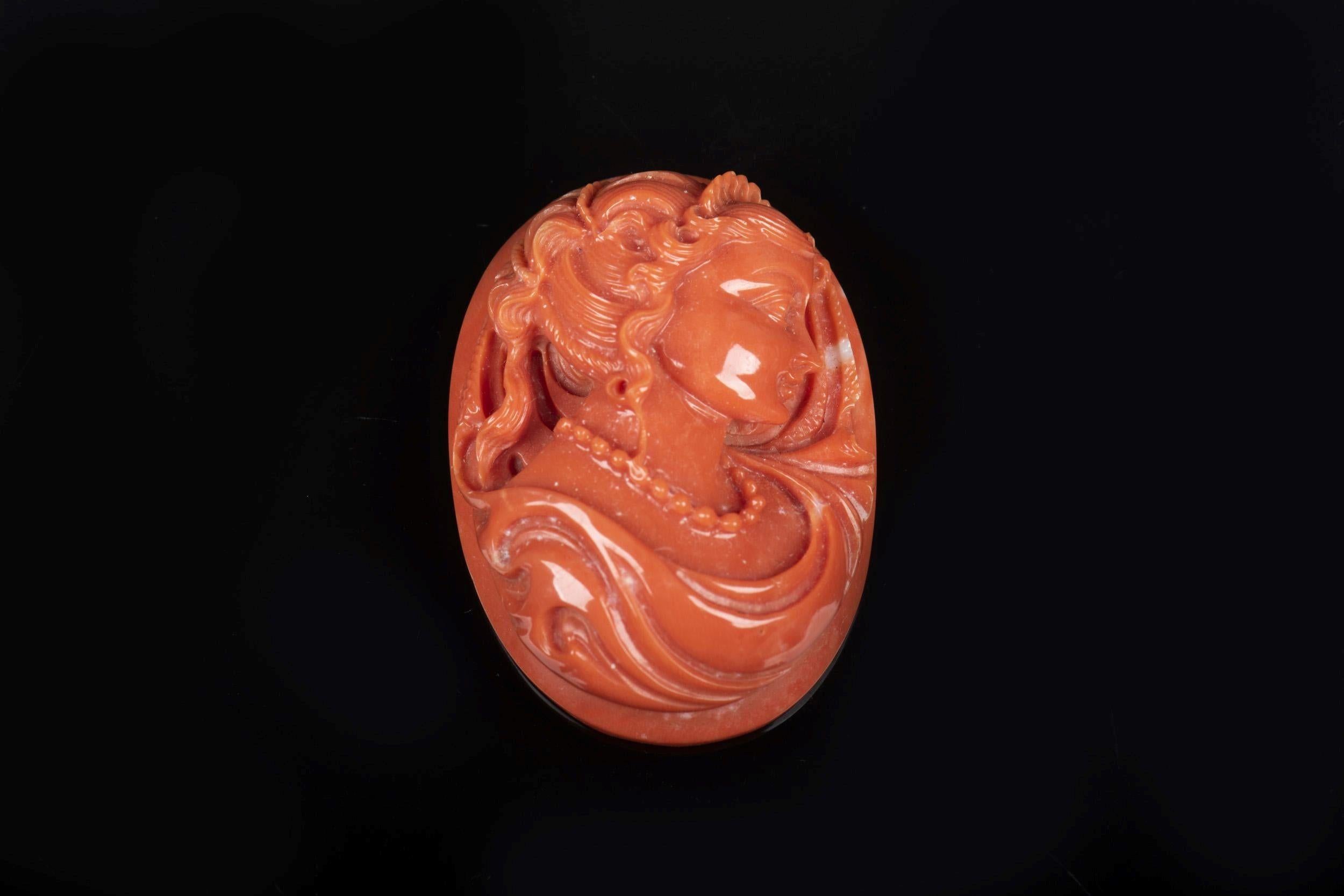 Ornement de portrait de femme sculpté à la main, corail orange-rouge naturel en vente 12