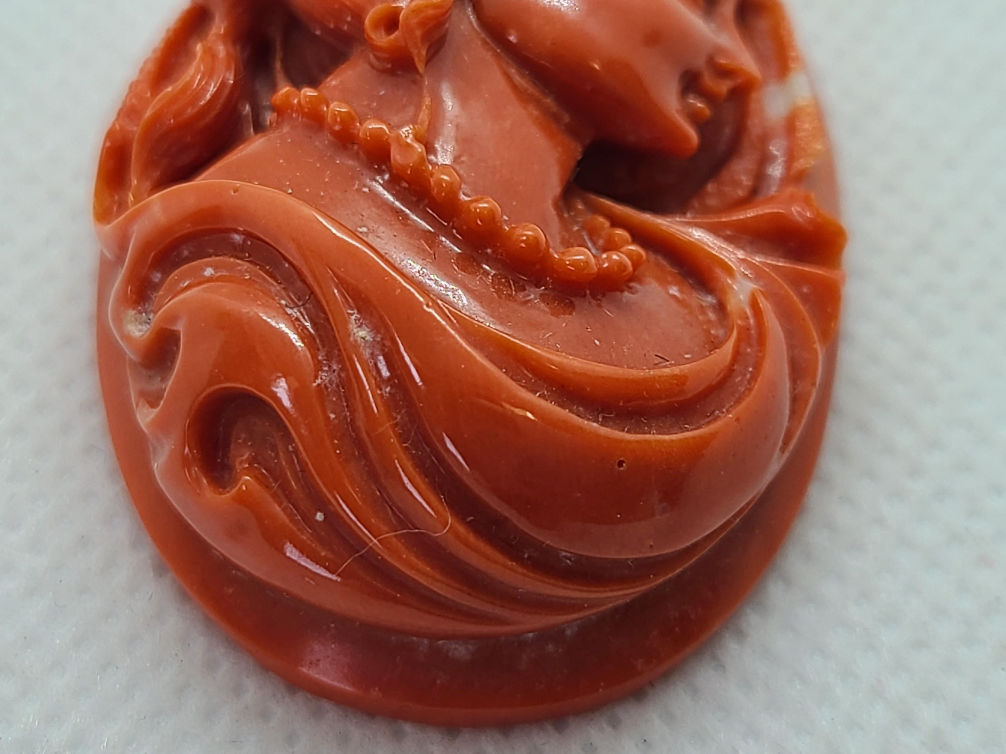 Artisan Ornement de portrait de femme sculpté à la main, corail orange-rouge naturel en vente