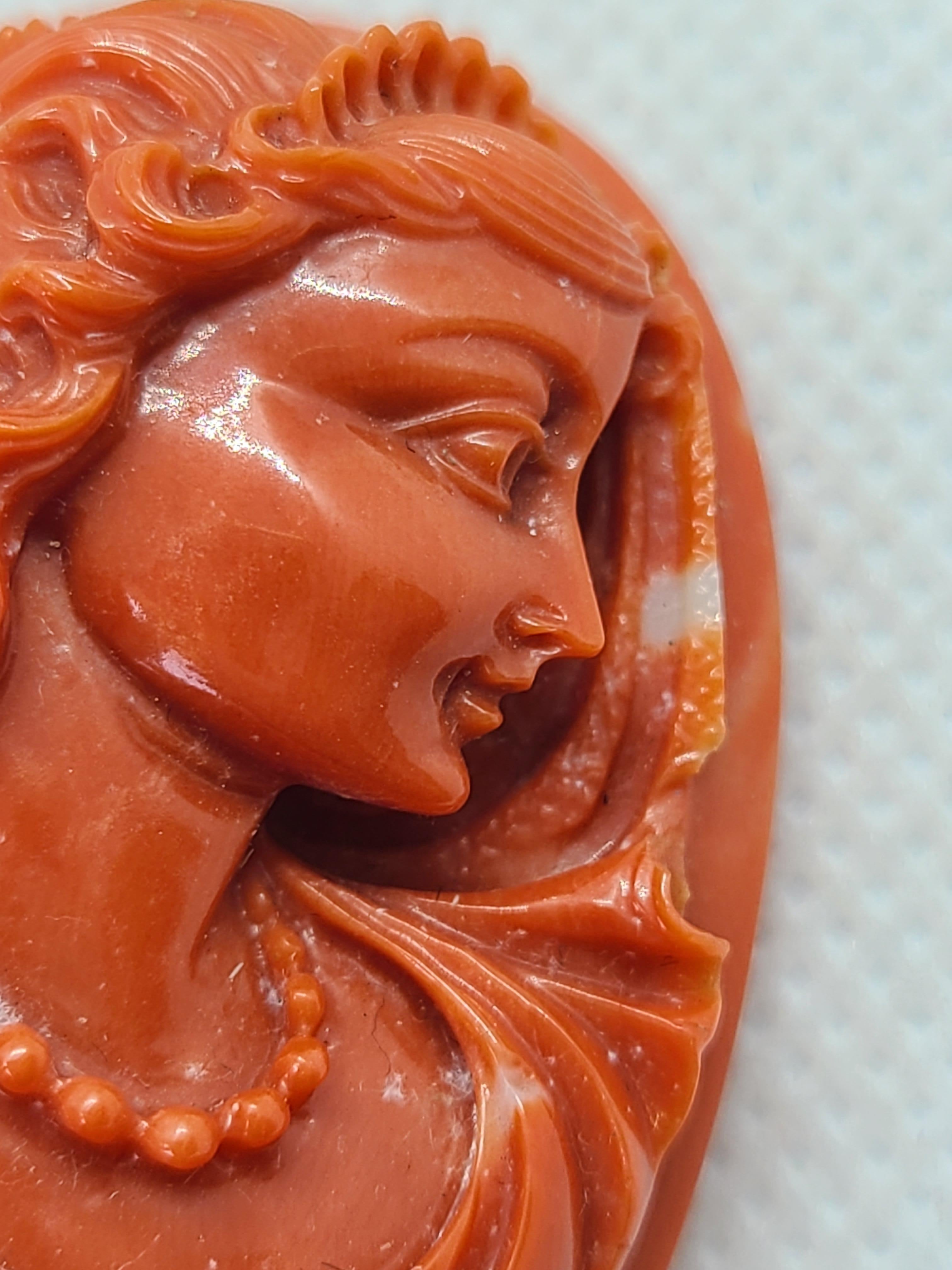 Ornement de portrait de femme sculpté à la main, corail orange-rouge naturel État moyen - En vente à Pasadena, CA