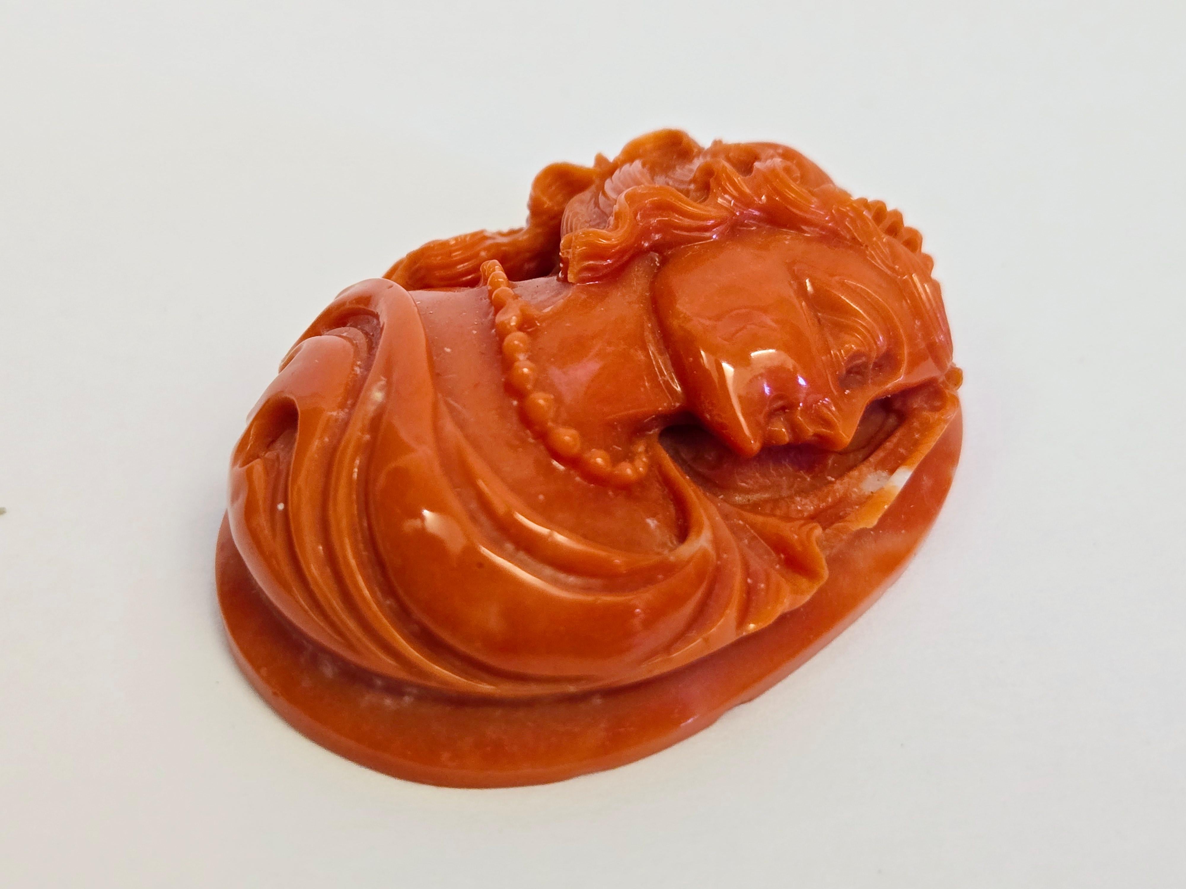 Ornement de portrait de femme sculpté à la main, corail orange-rouge naturel Unisexe en vente