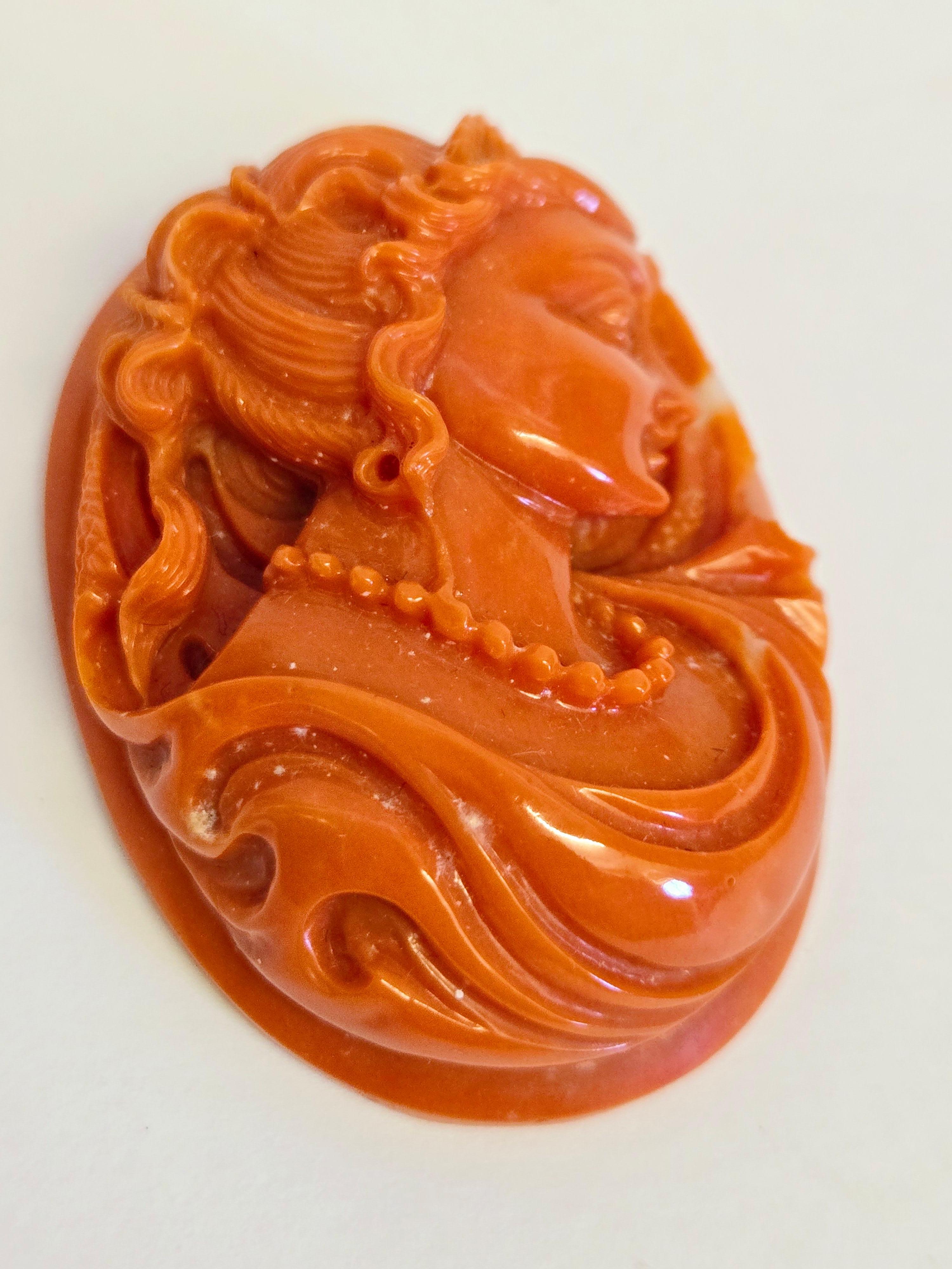 Ornement de portrait de femme sculpté à la main, corail orange-rouge naturel en vente 2