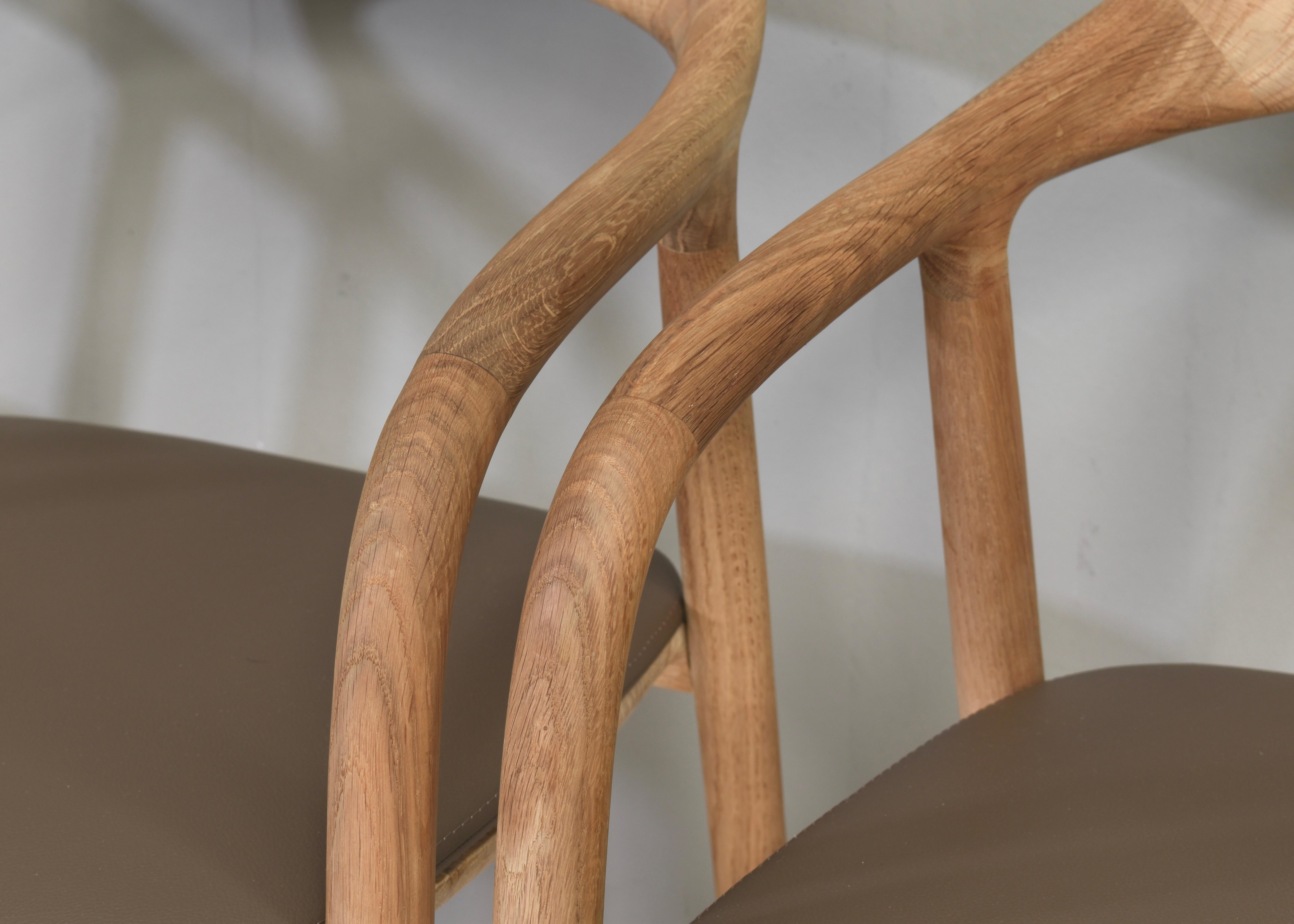 Sedie da pranzo Neva realizzate a mano in Oak massiccio e pelle di ARTISAN in vendita 3