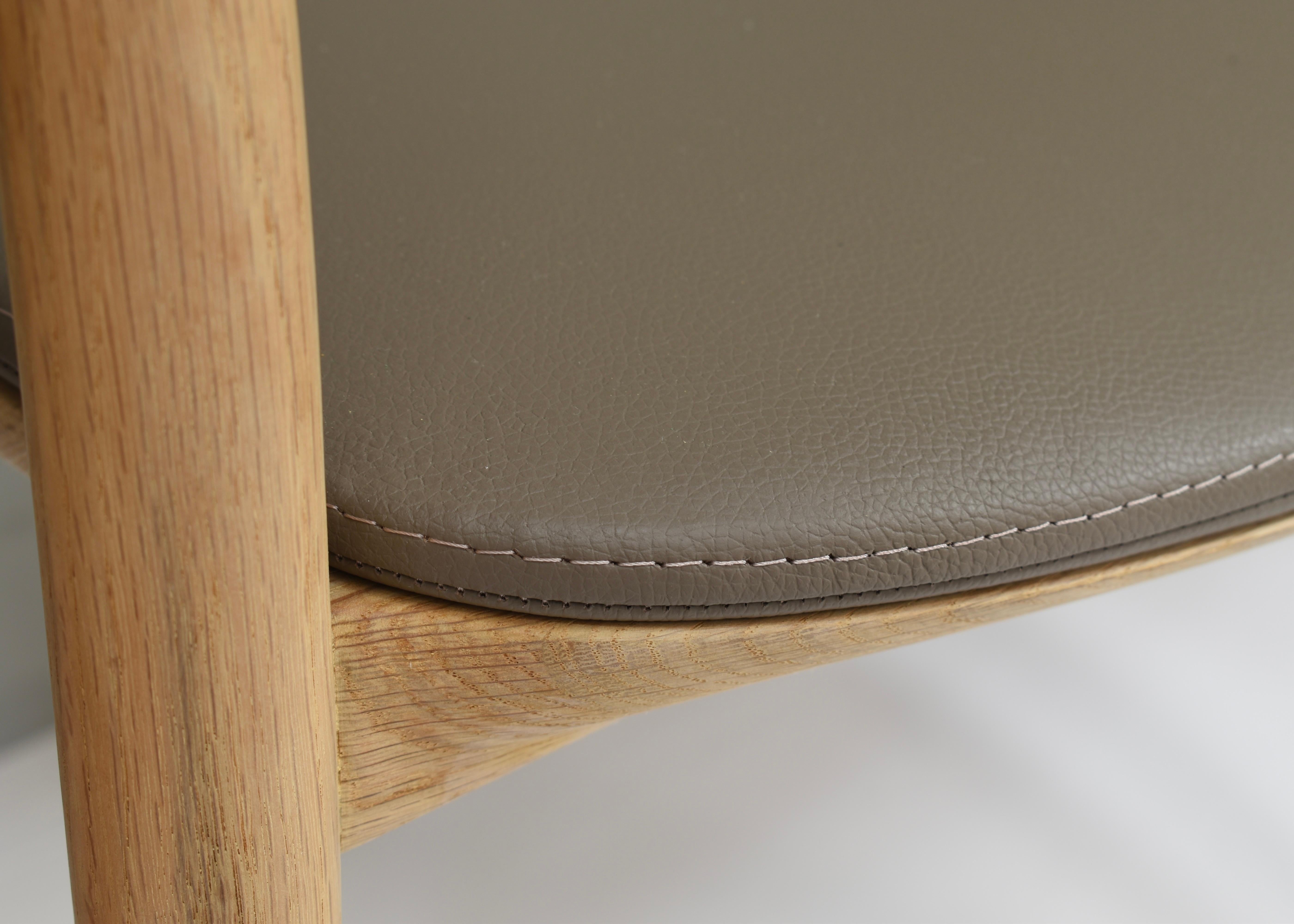 Sedie da pranzo Neva realizzate a mano in Oak massiccio e pelle di ARTISAN in vendita 5