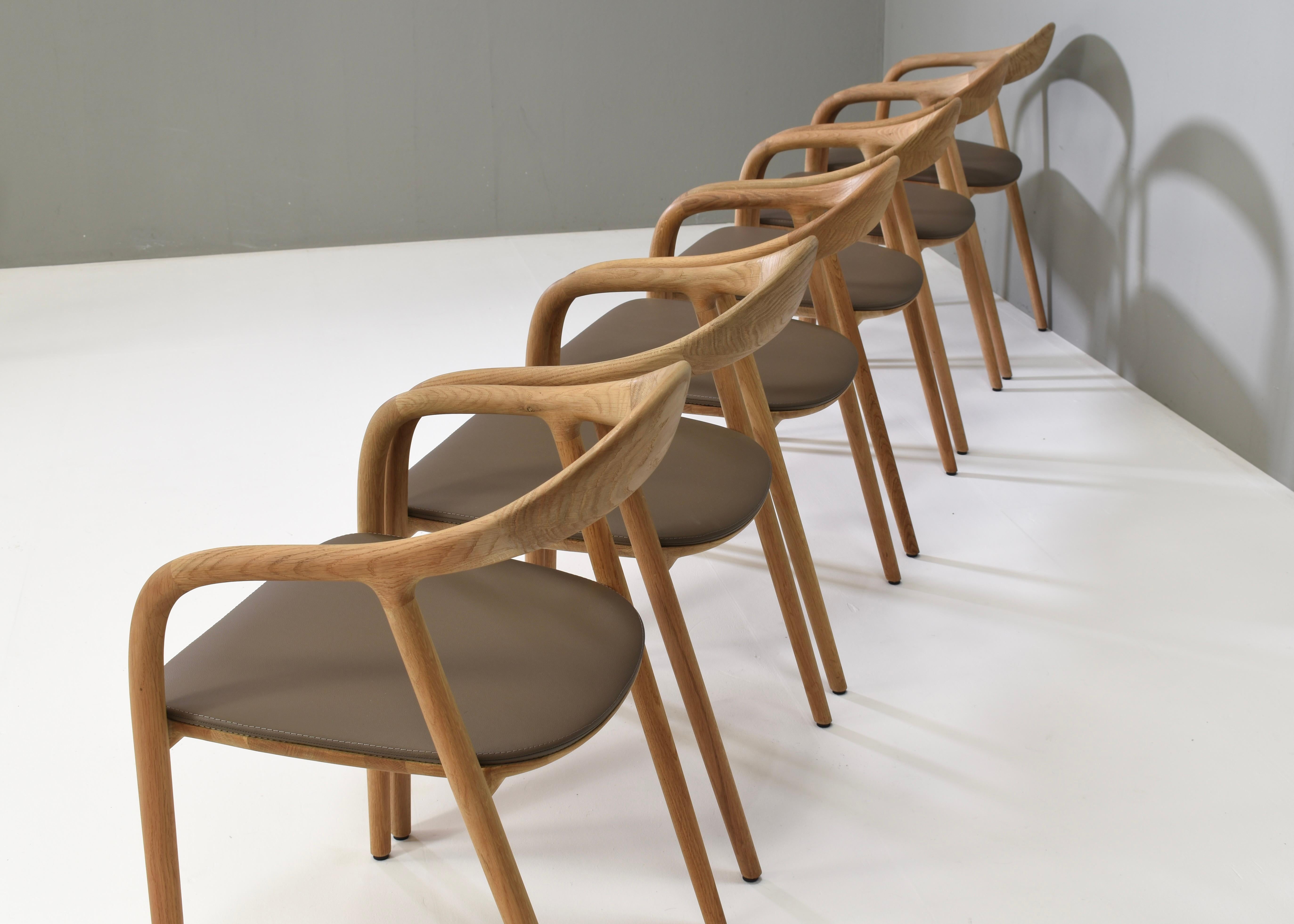 Incredibili sedie da pranzo ARTISAN Neva in Oak massiccio e nuove sedute in pelle Taupe.
Queste sedie in stile moderno scandinavo, realizzate per lo più a mano, sono un vero colpo d'occhio e di qualità superiore.
Queste sedie sono disponibili in