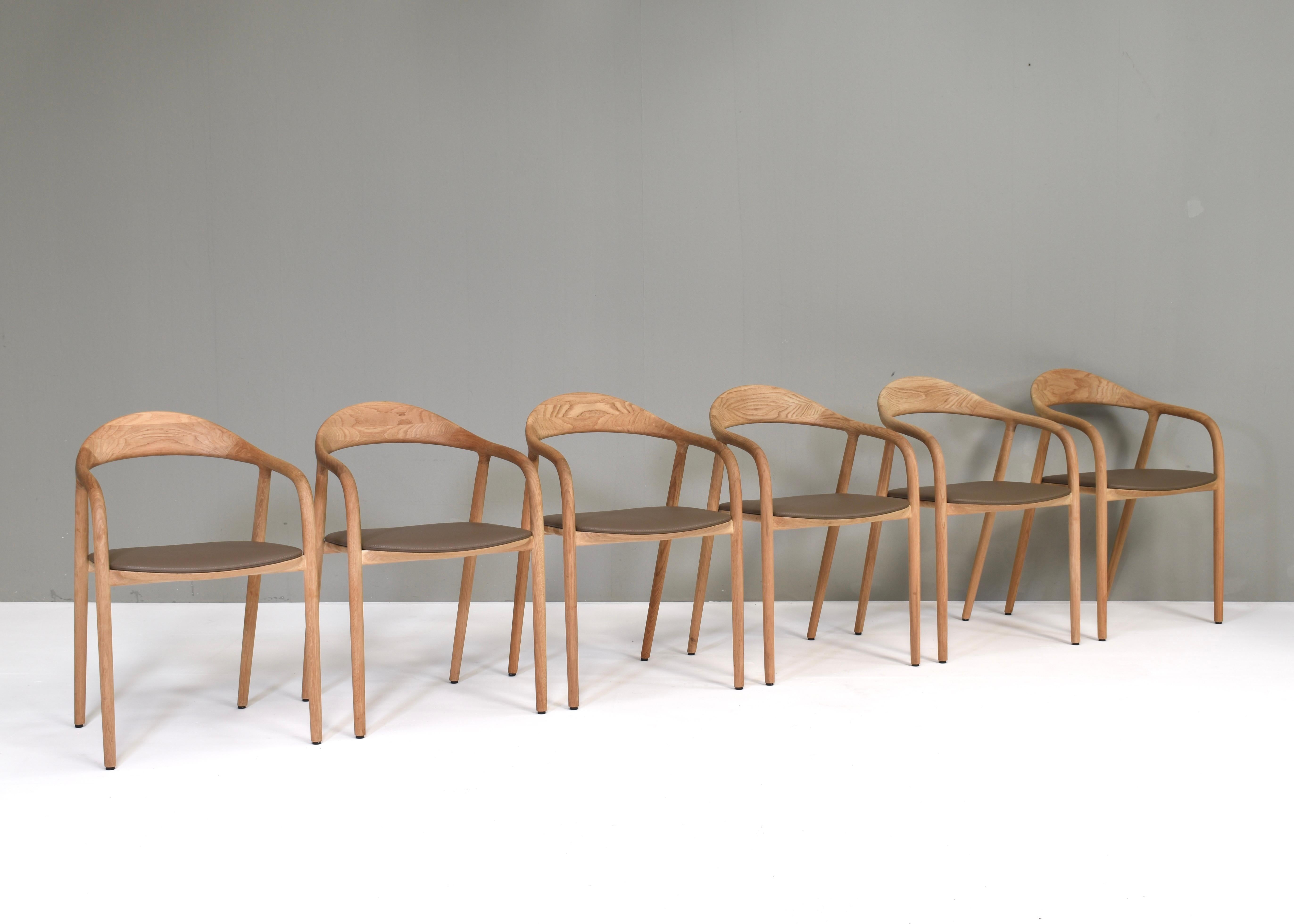 Scandinavo moderno Sedie da pranzo Neva realizzate a mano in Oak massiccio e pelle di ARTISAN in vendita