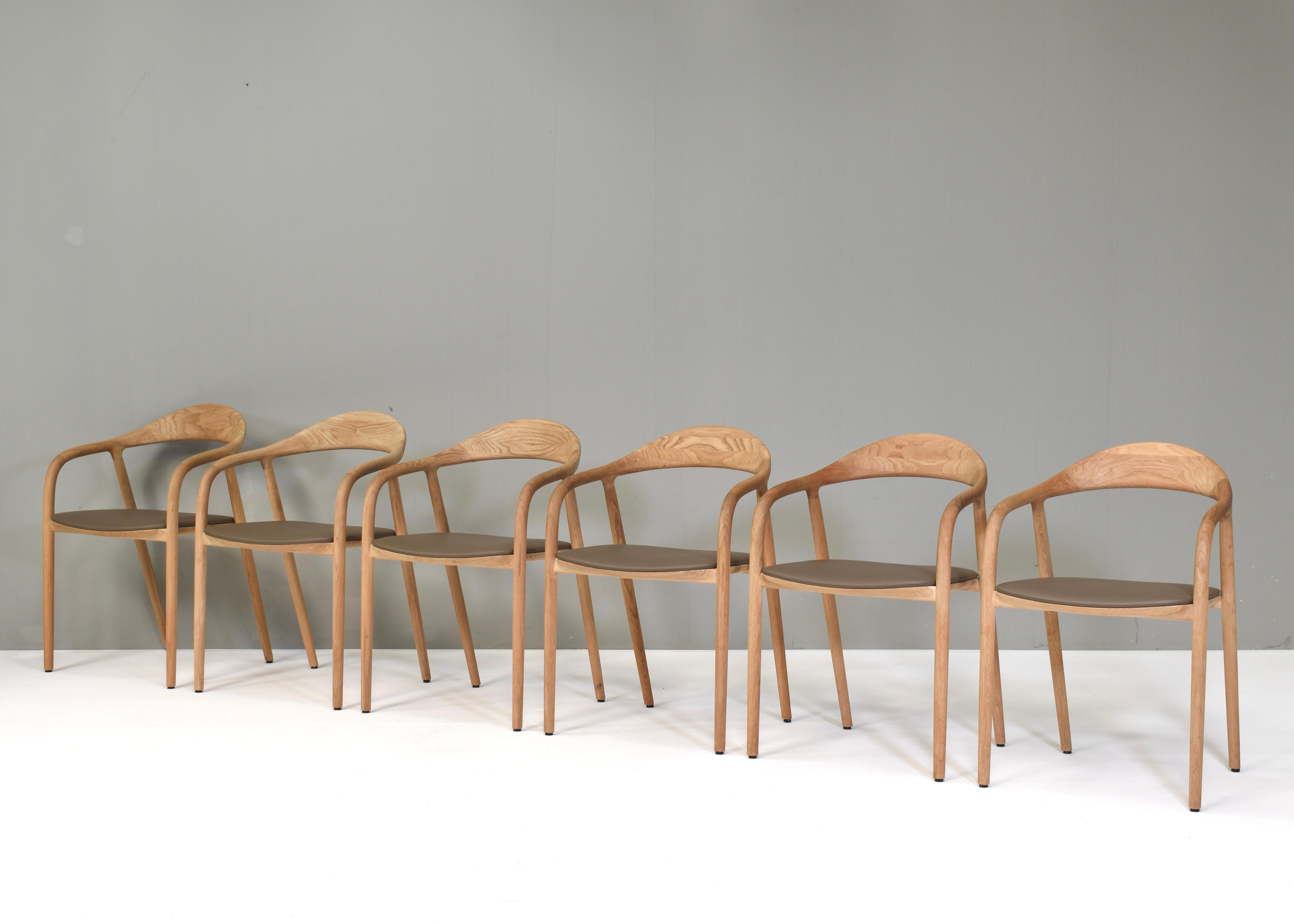 Olandese Sedie da pranzo Neva realizzate a mano in Oak massiccio e pelle di ARTISAN in vendita
