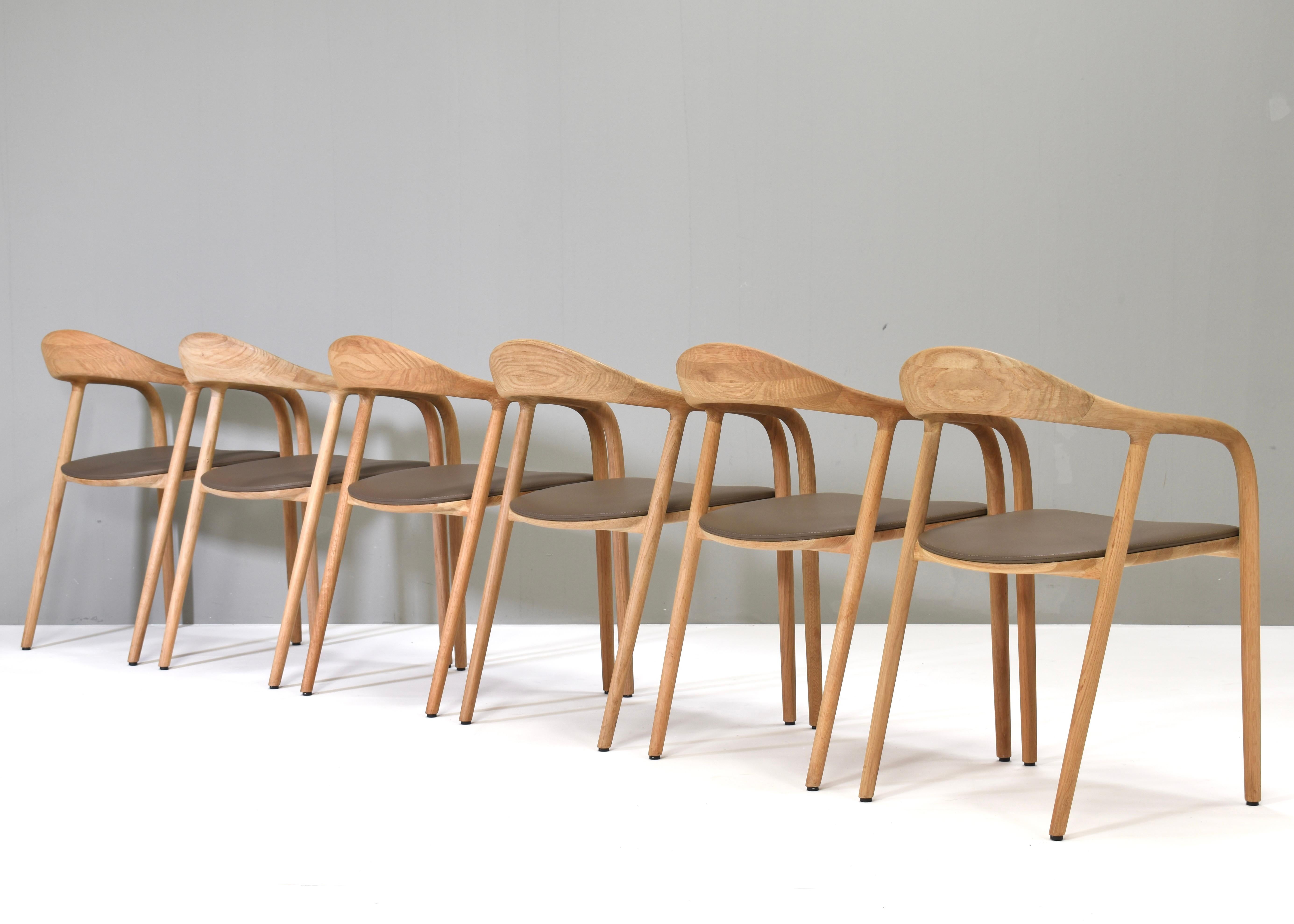 Pelle Sedie da pranzo Neva realizzate a mano in Oak massiccio e pelle di ARTISAN in vendita
