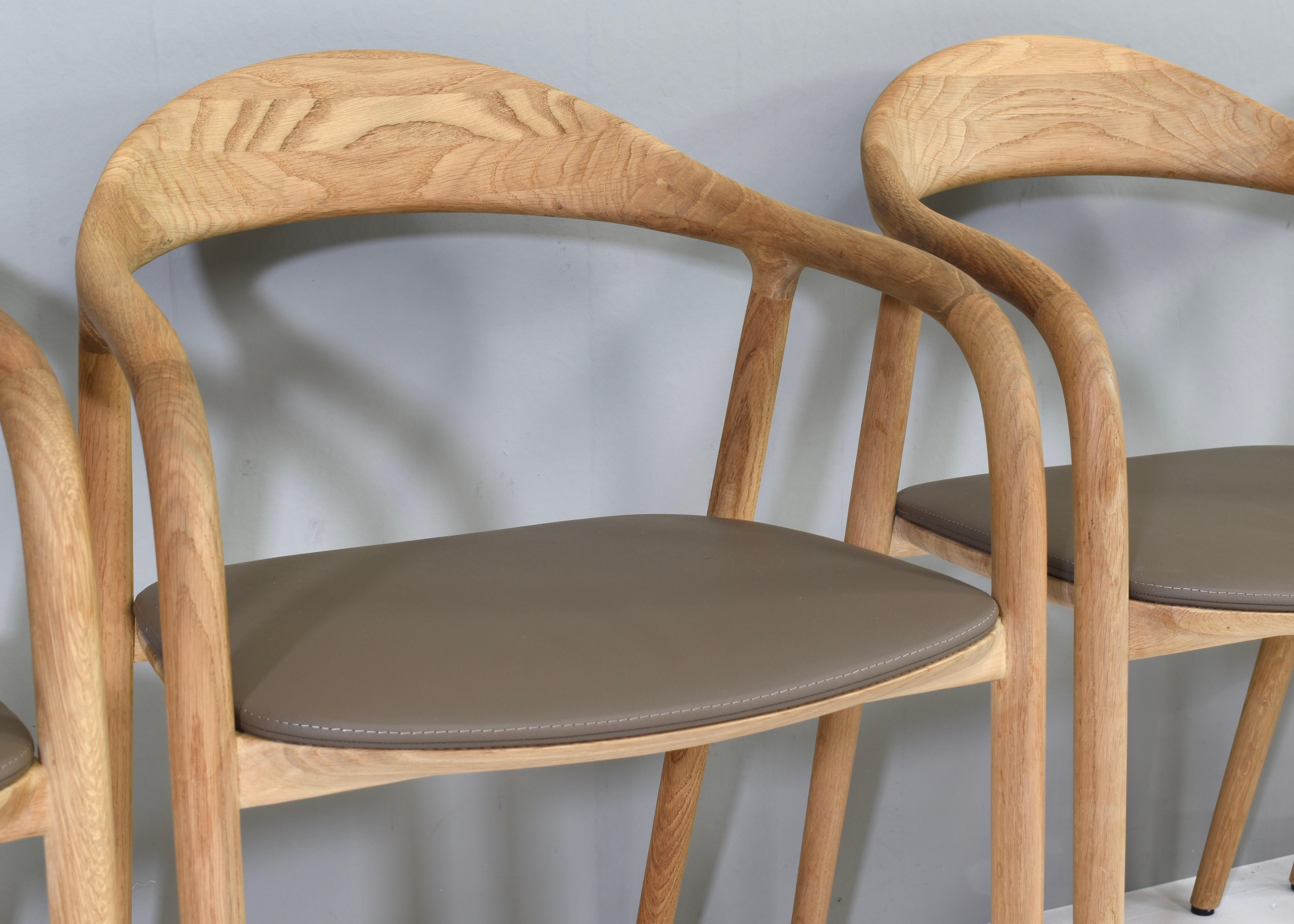 Sedie da pranzo Neva realizzate a mano in Oak massiccio e pelle di ARTISAN in vendita 1