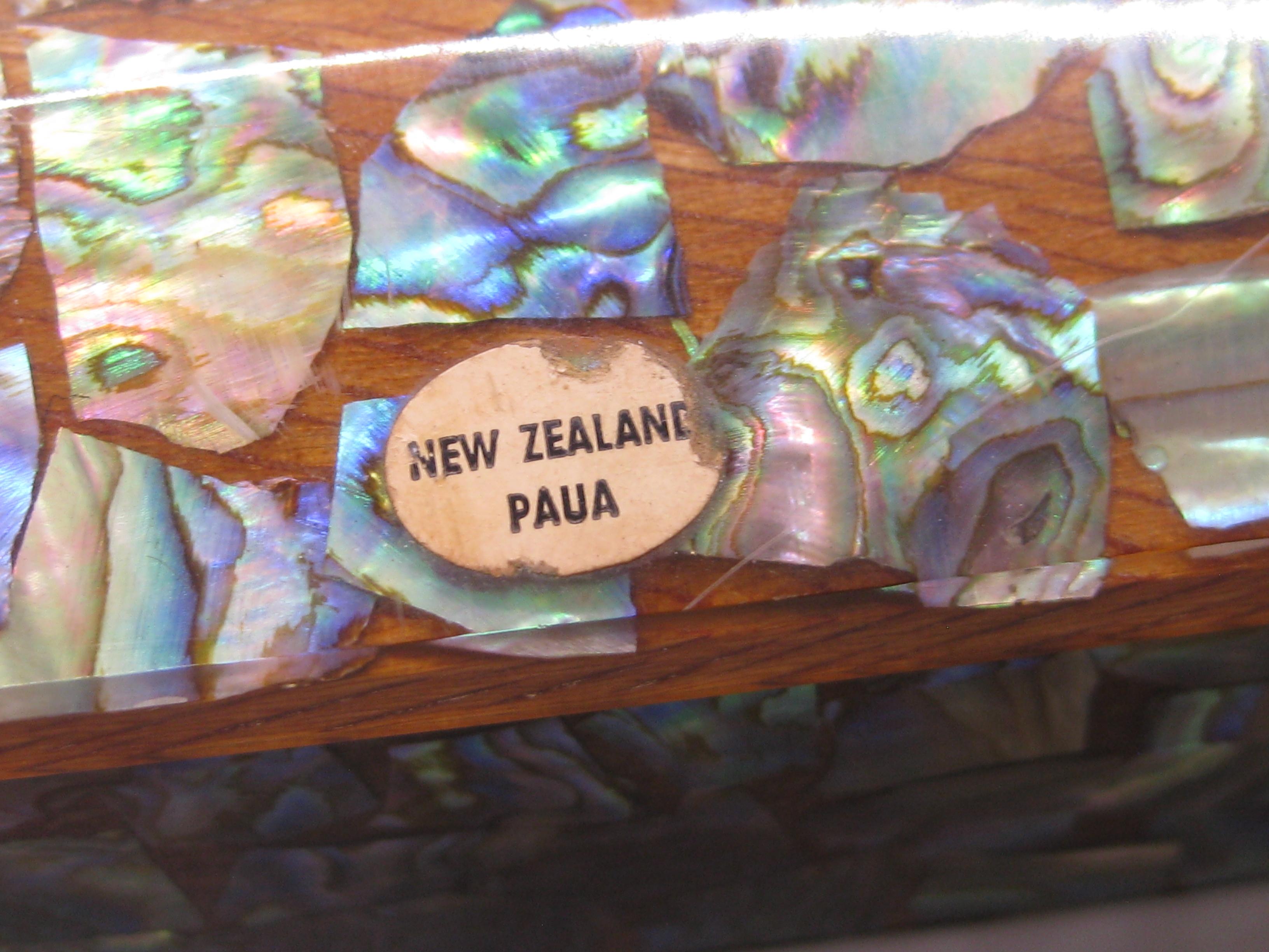 Caja de madera artesanal maorí de Nueva Zelanda Paua Abalone Shell Stash Trinket en Bueno estado para la venta en San Diego, CA