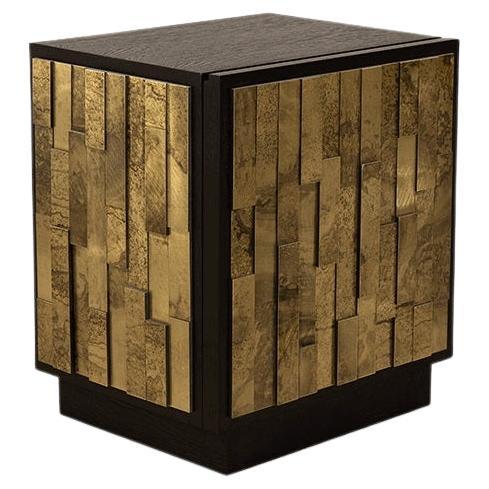 Reminiscent of the Aztec pyramids at Tenochtitlan, this nightstand brings a dazzling golden touch to your space. It is offered in Espresso finish oak veneer and has layered brass door facades.
Other dimensions and finishes are available on request.