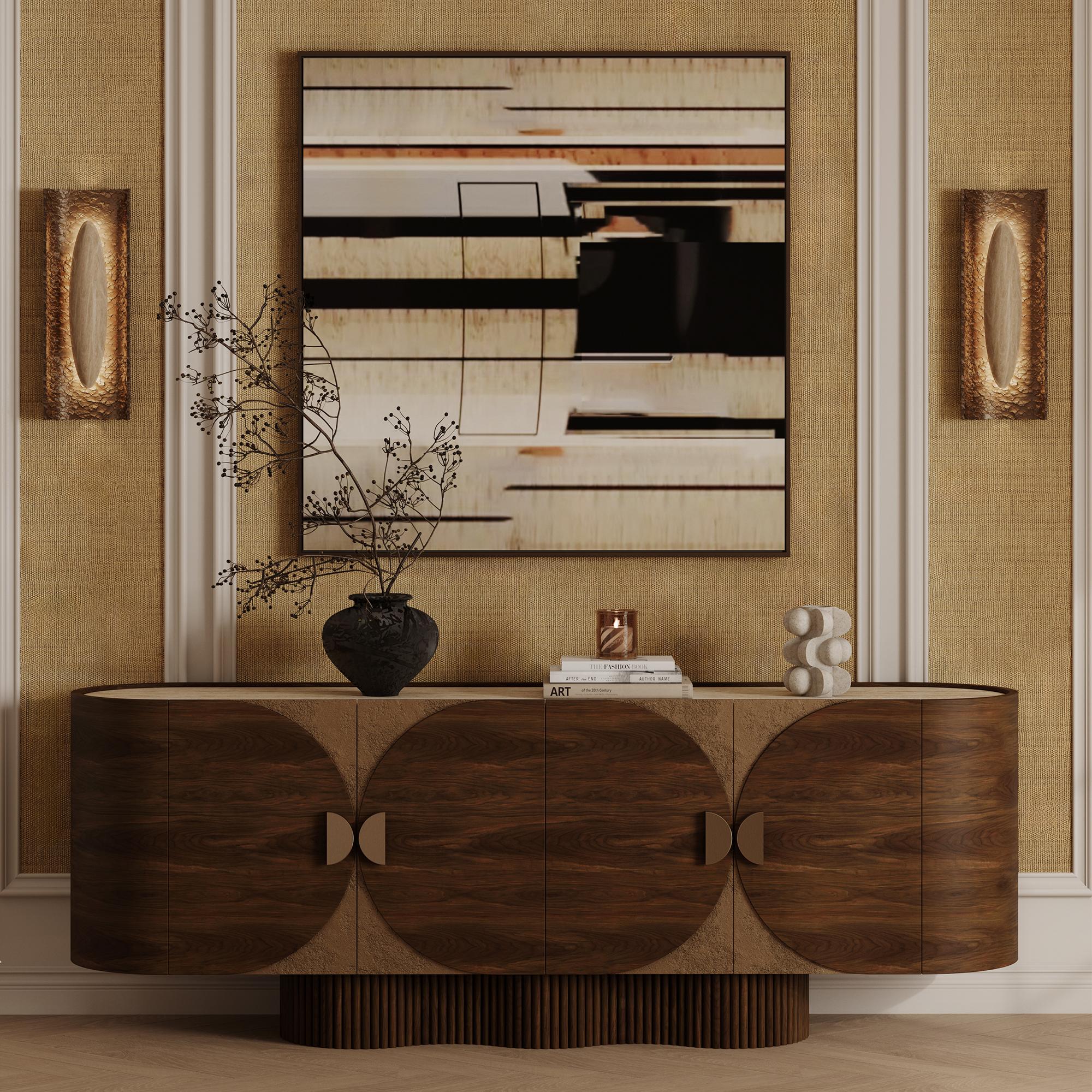 La credenza Ninon è un capolavoro di artigianato che unisce materiali lussuosi e design senza tempo. Caratterizzato da un'elegante impiallacciatura in noce, questo pezzo emana calore naturale e raffinatezza. Il piano in travertino aggiunge un