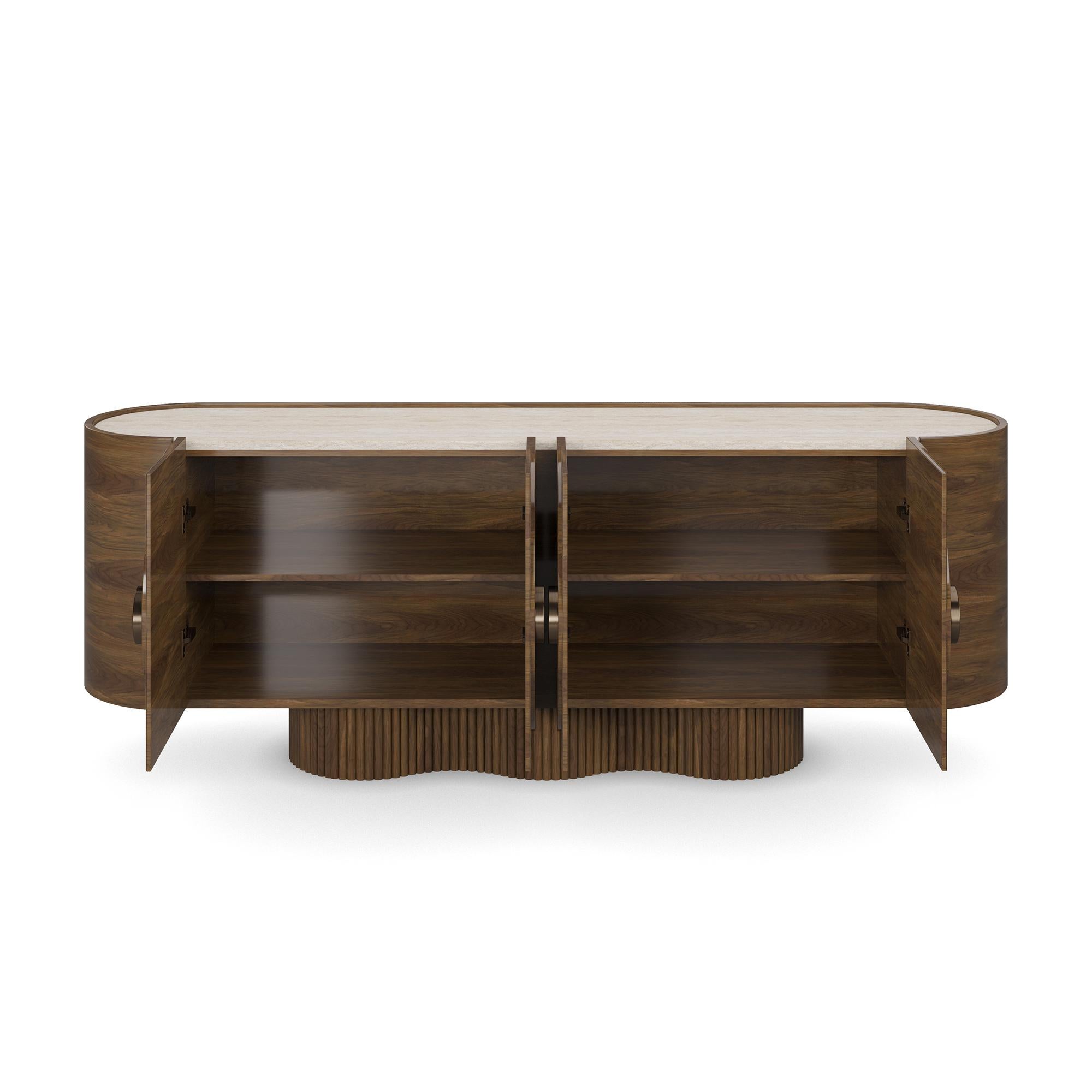 Organico moderno Credenza Ninon in noce e maniglie in ottone invecchiato, realizzata a mano da Nolita Harbour in vendita