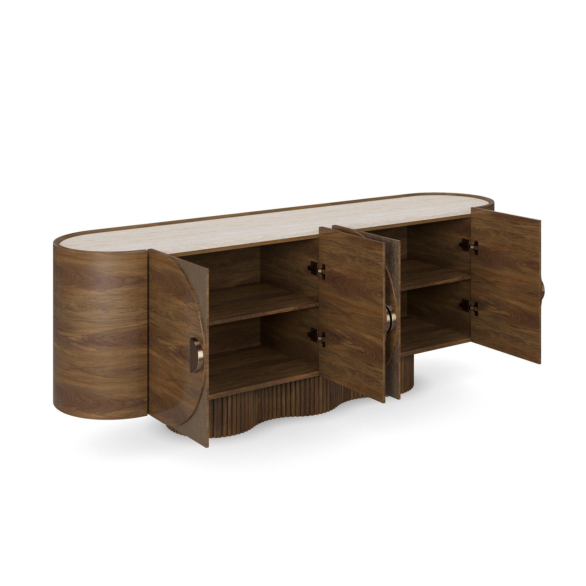 XXI secolo e contemporaneo Credenza Ninon in noce e maniglie in ottone invecchiato, realizzata a mano da Nolita Harbour in vendita