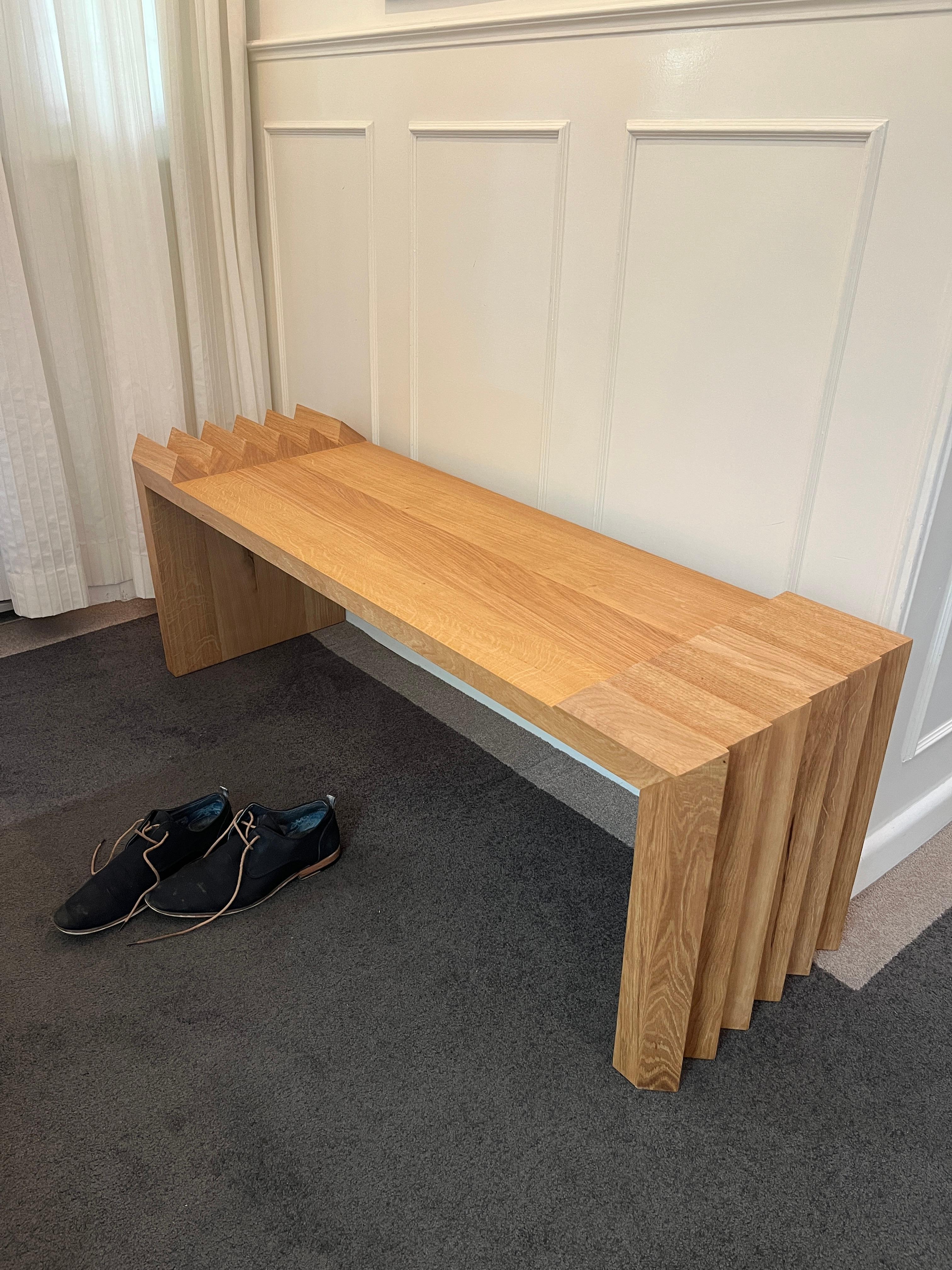 Eleva tu espacio con la discreta elegancia de nuestro banco/cama artesanal de roble, una obra maestra diseñada para los ojos más exigentes. Meticulosamente elaboradas con roble europeo de primera calidad y de origen sostenible, cada pieza muestra la