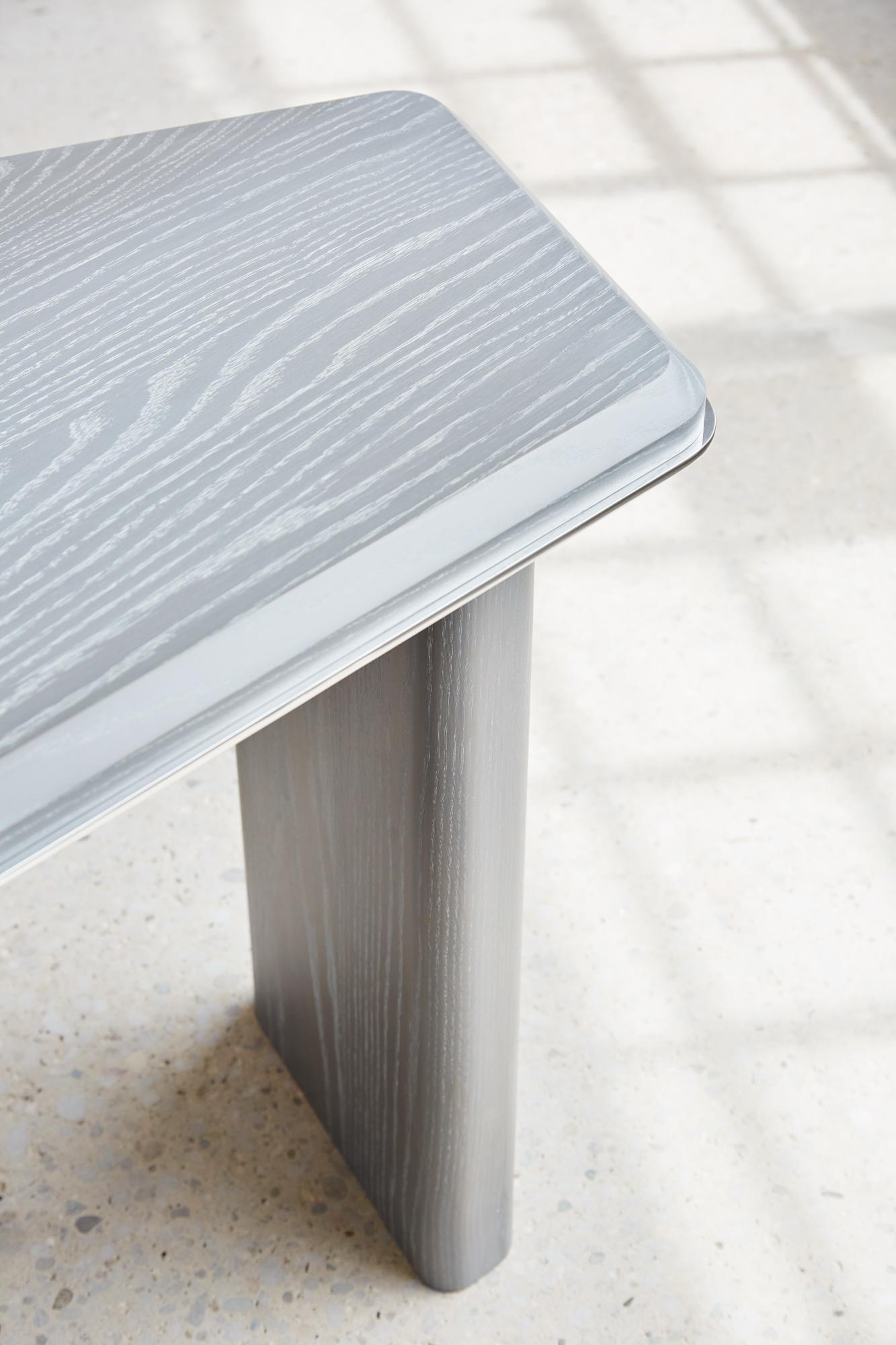 Organique Table console en chêne et aluminium poli faite à la main, 45 po. (L), Mary Ratcliffe Studio en vente