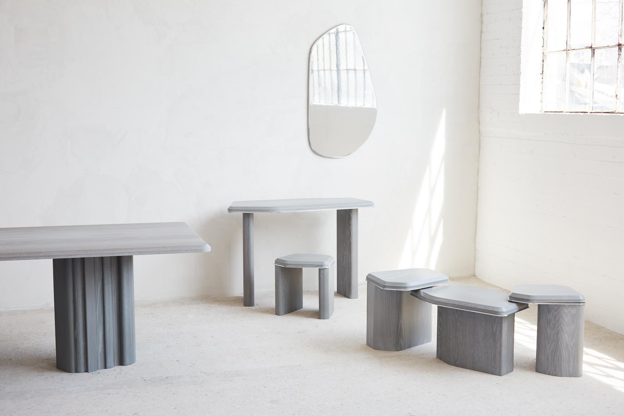Canadien Table console en chêne et aluminium poli faite à la main, 45 po. (L), Mary Ratcliffe Studio en vente