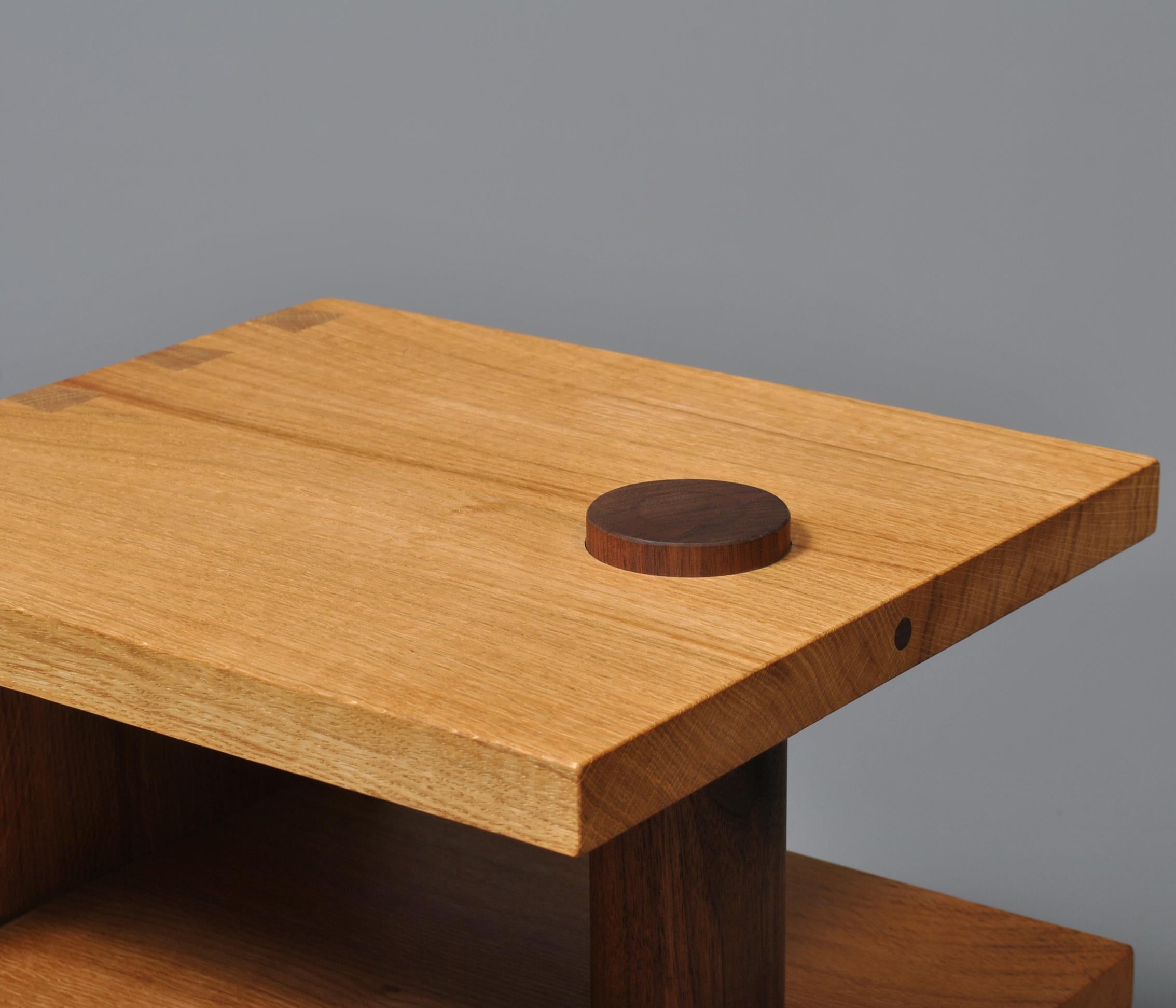 Postmoderne Table d'appoint en chêne et noyer, fabriquée à la main en vente