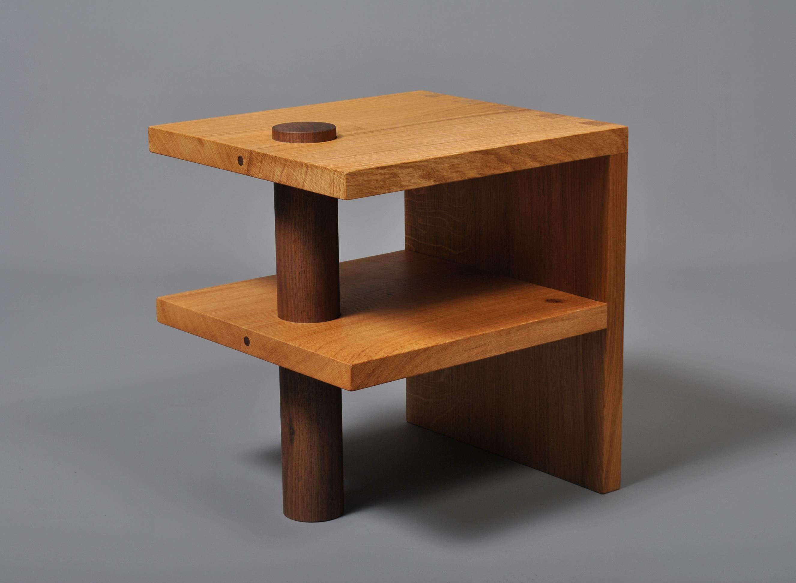 XXIe siècle et contemporain Table d'appoint en chêne et noyer, fabriquée à la main en vente