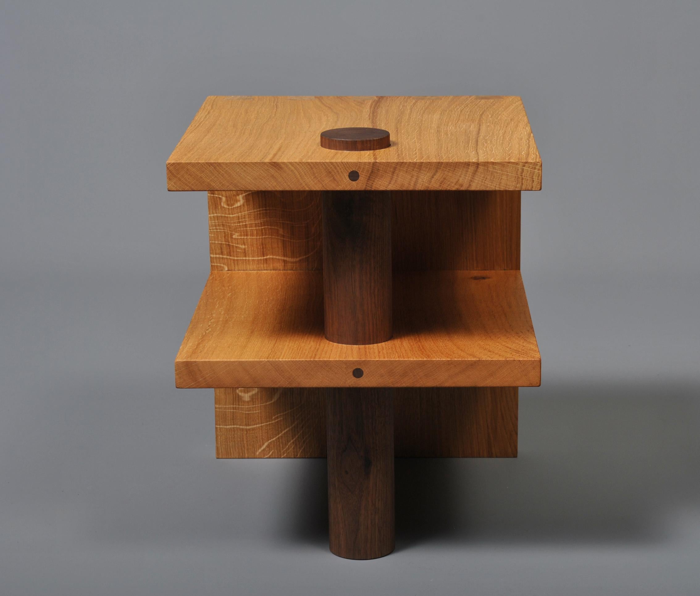 Chêne Table d'appoint en chêne et noyer, fabriquée à la main en vente