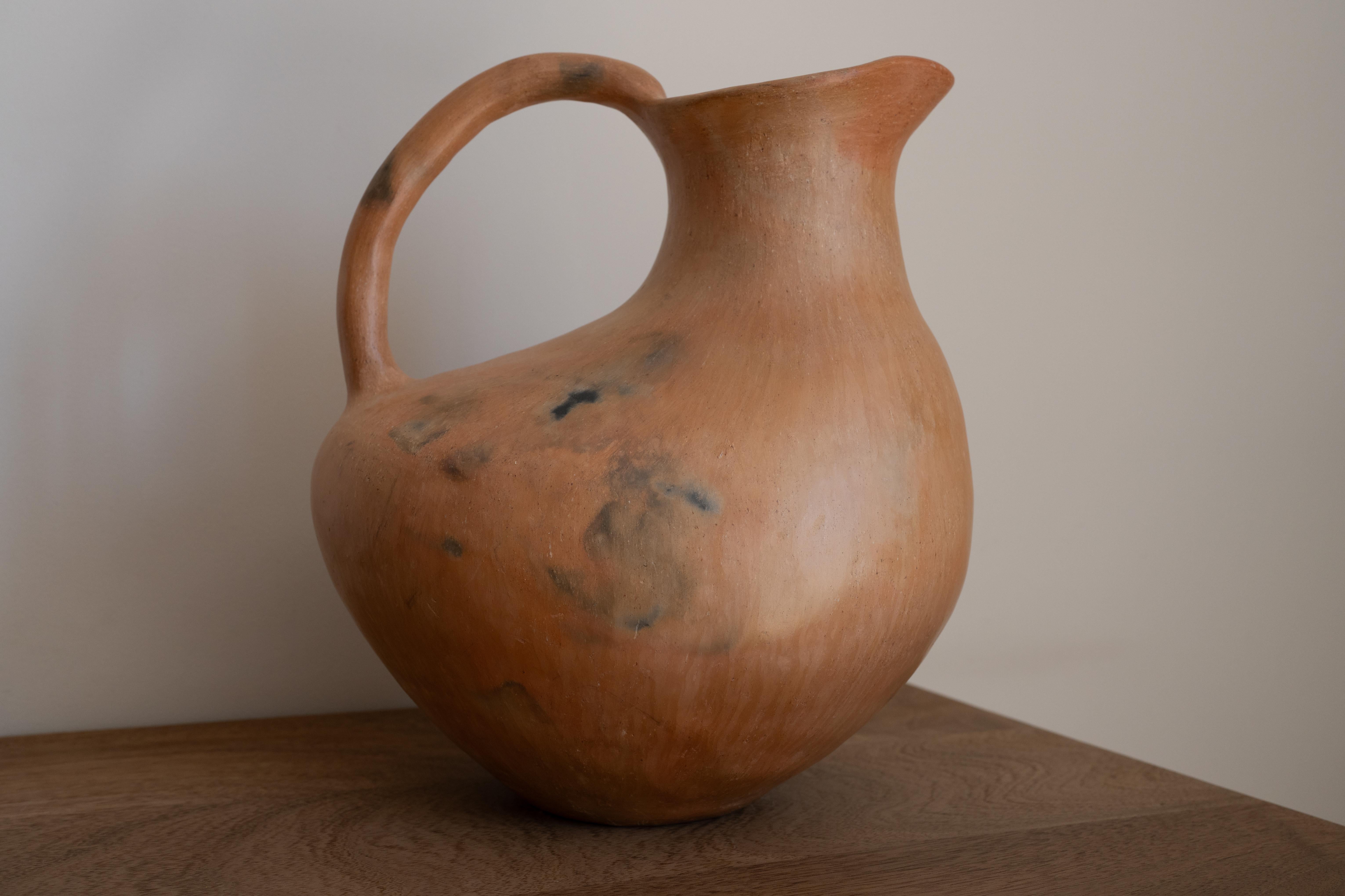 Organico moderno Vaso artigianale in argilla di Oaxacan Vaso artigianale messicano Vaso d'acqua Decor Ceramica in vendita