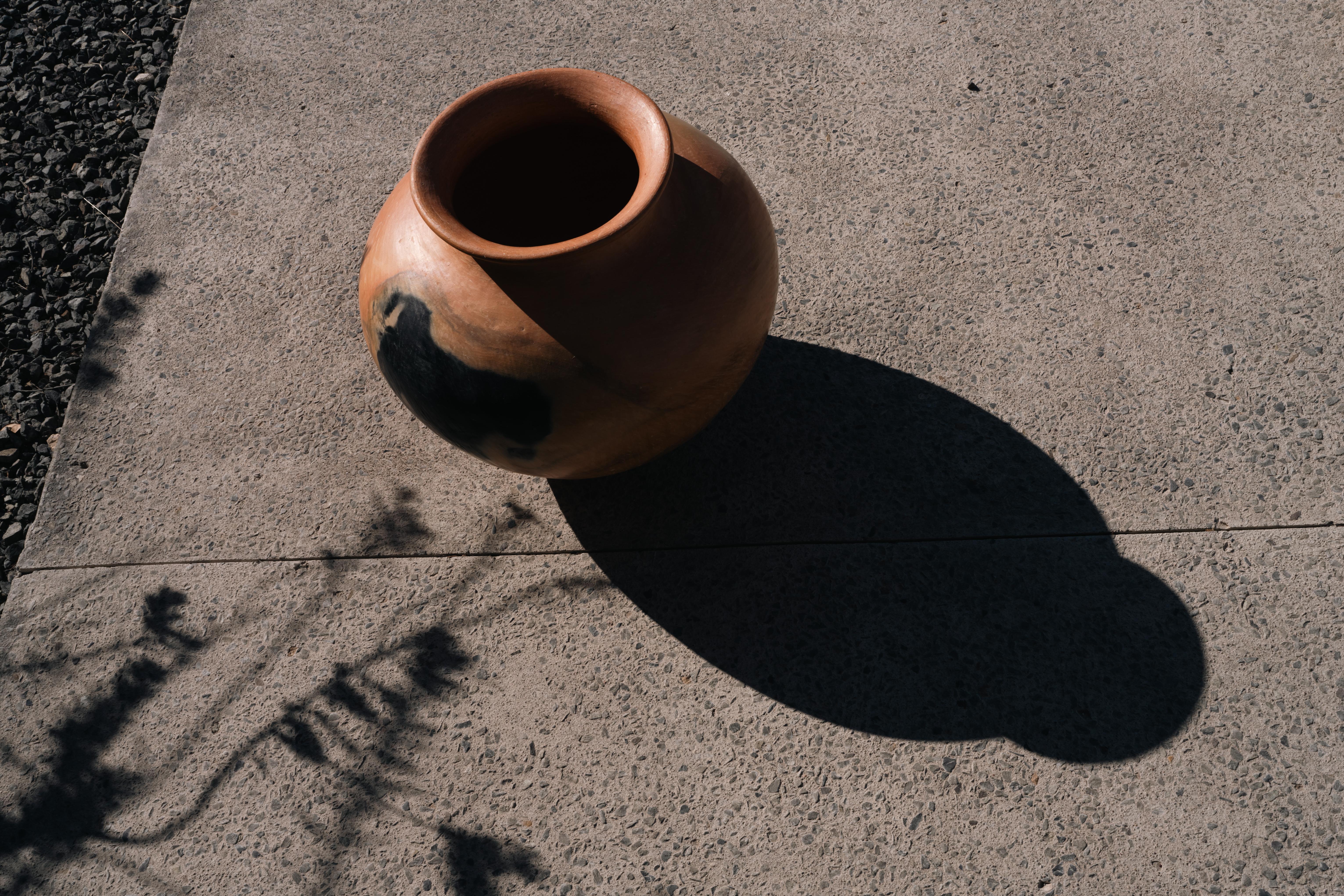 Organico moderno Vaso artigianale in argilla di Oaxacan Vaso artigianale messicano Vaso d'acqua Decor Ceramica in vendita