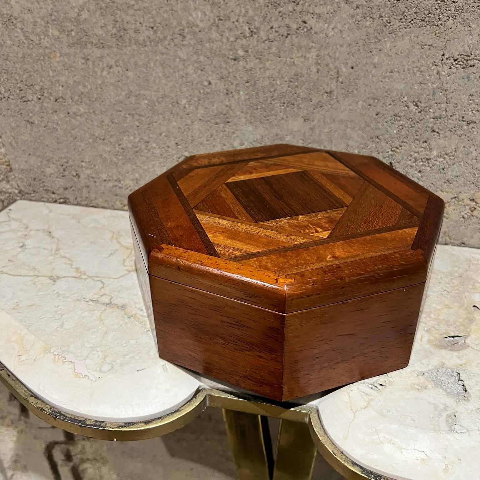 Boîte octogonale en parquet de bois fabriquée à la main en vente 5