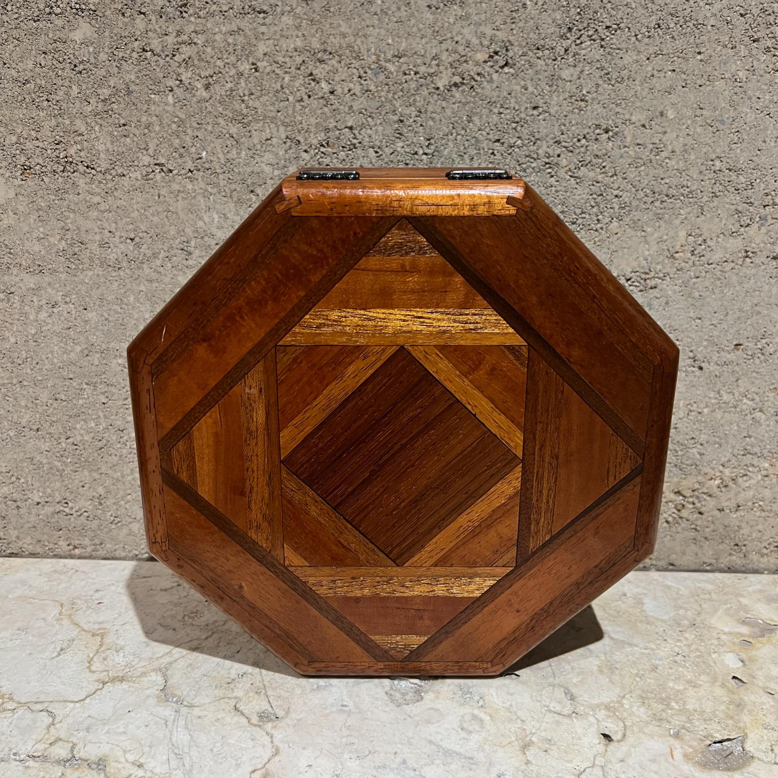 Boîte octogonale en parquet de bois fabriquée à la main en vente 6