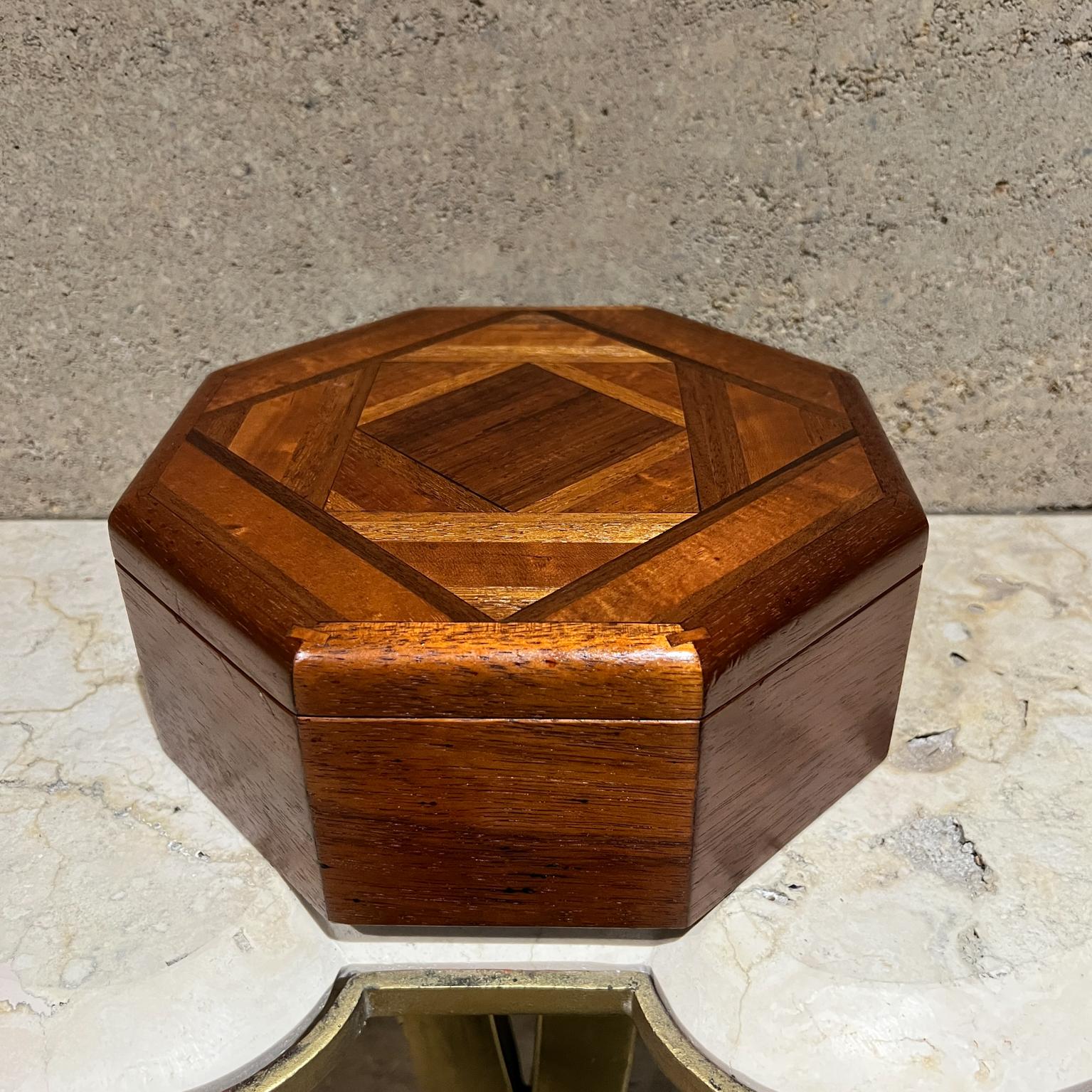 AMBIANIC présente
Boîte octogonale en bois pour parquets
3,75 h x 9,25 x 9,25
Original vintage
Se référer aux images