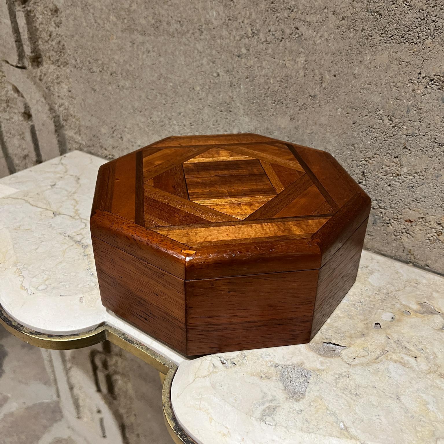 Boîte octogonale en parquet de bois fabriquée à la main Bon état - En vente à Chula Vista, CA