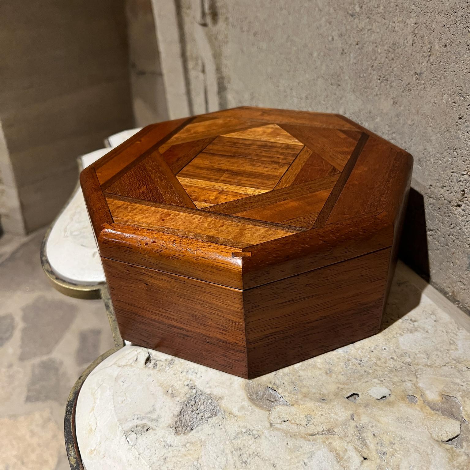 20ième siècle Boîte octogonale en parquet de bois fabriquée à la main en vente