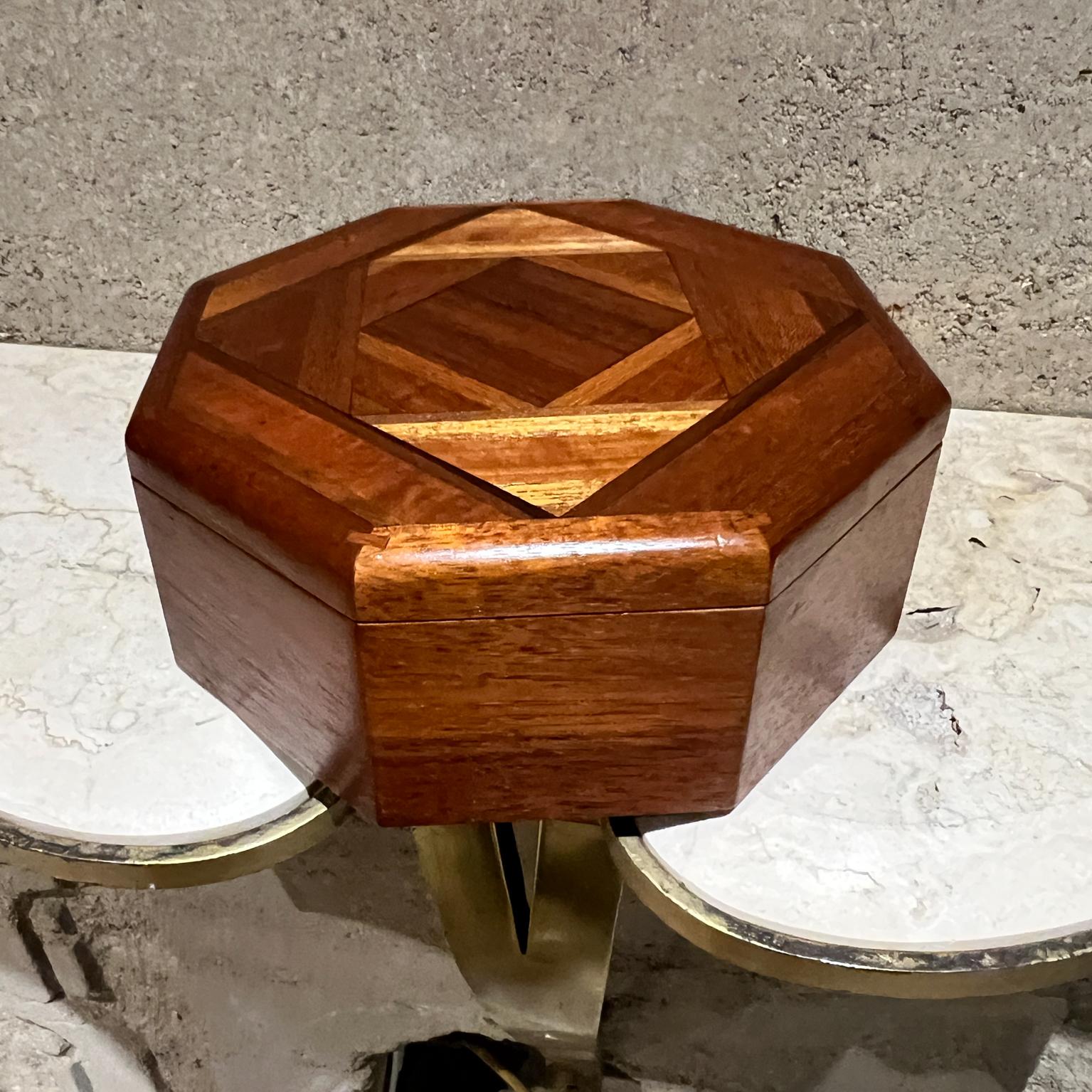 Bois Boîte octogonale en parquet de bois fabriquée à la main en vente