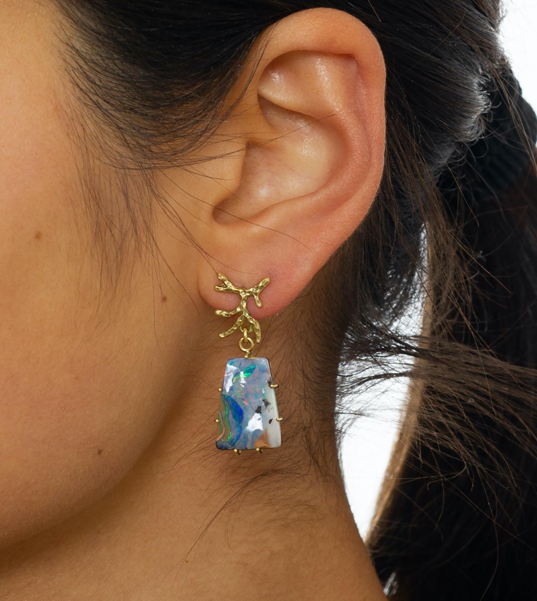 Artisan Boucles d'oreilles artisanales uniques en leur genre en or 18 carats et opale de roche noire précieuse en vente