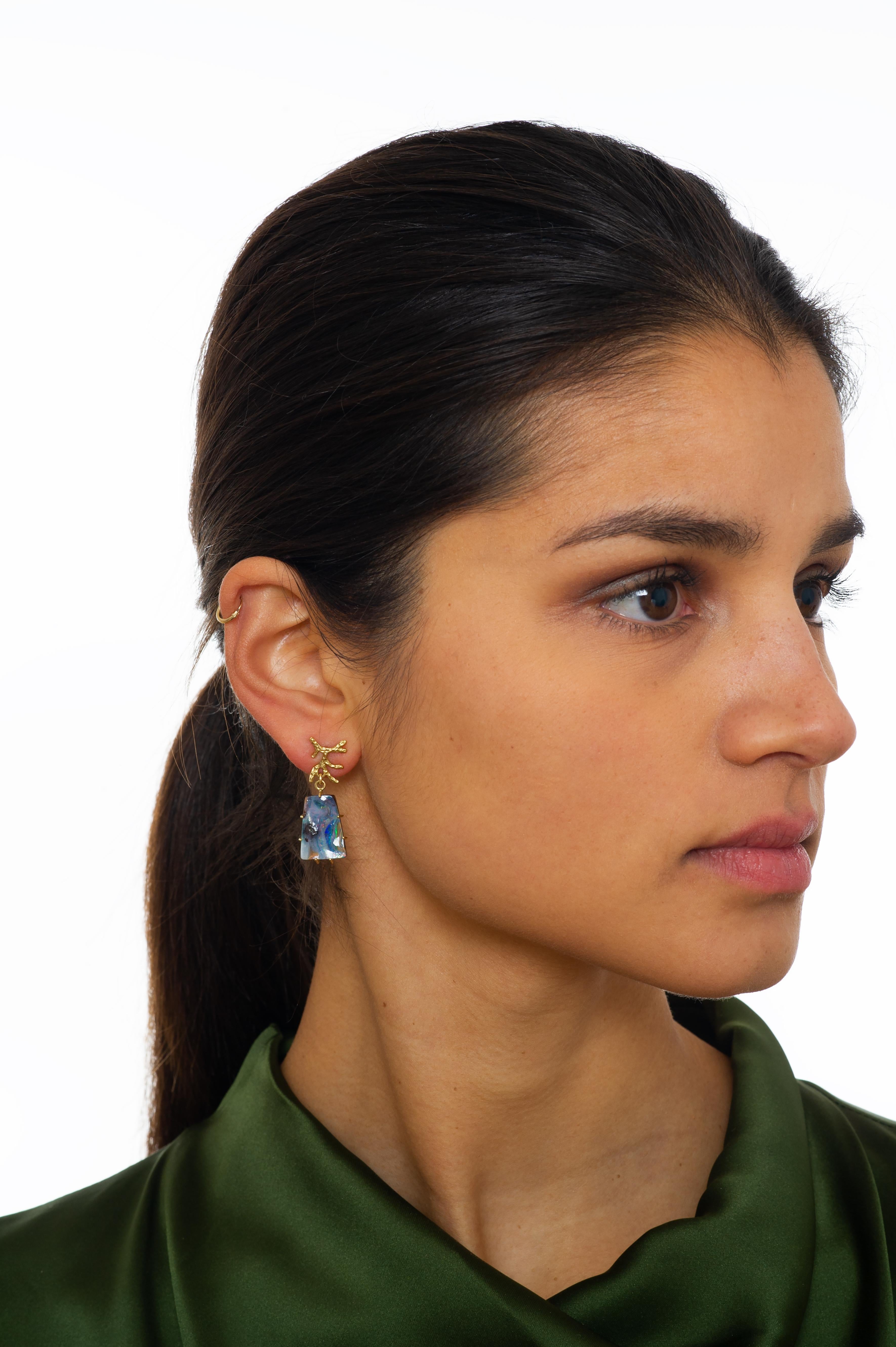Non taillé Boucles d'oreilles artisanales uniques en leur genre en or 18 carats et opale de roche noire précieuse en vente
